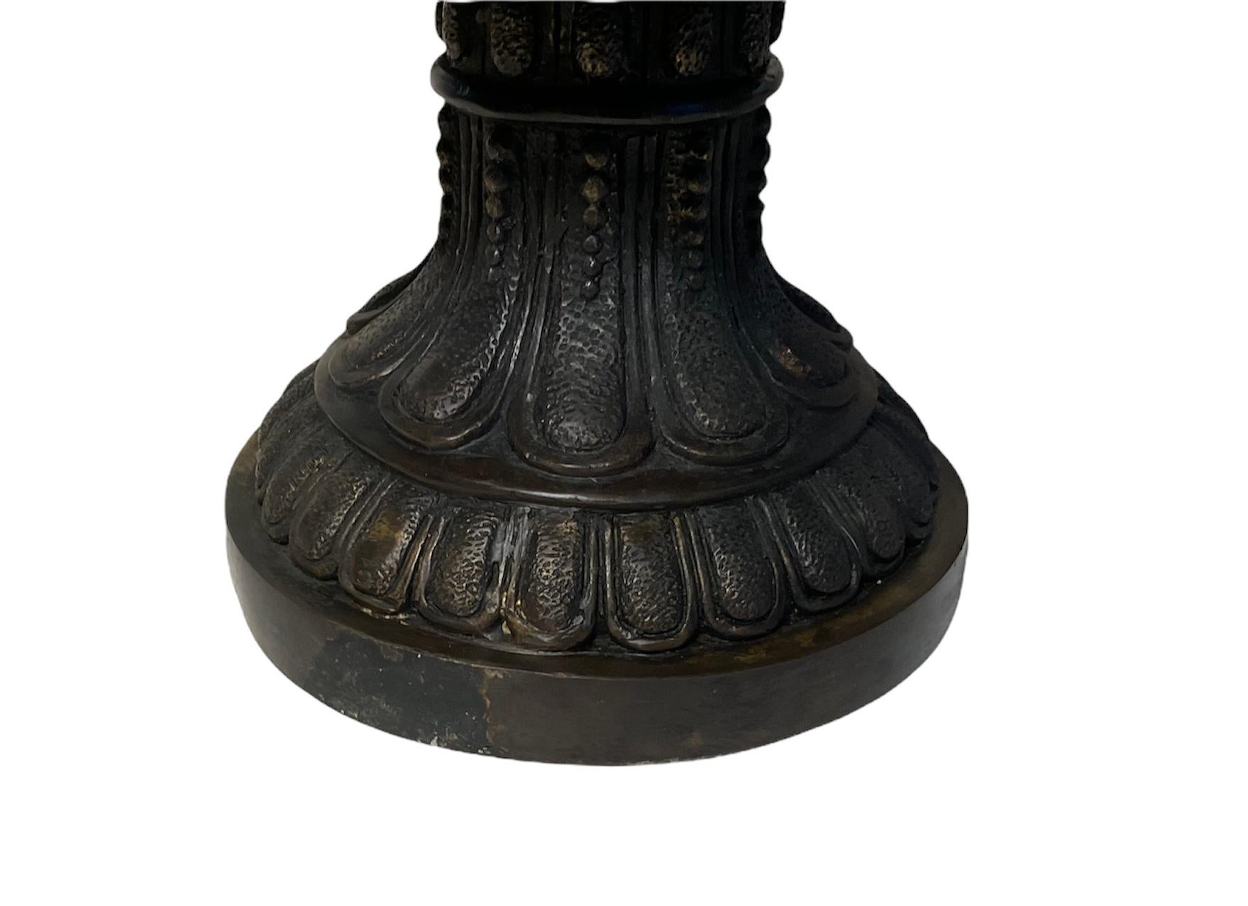 Moulage Grande urne Tazza en bronze patiné Bacchus Garden en vente