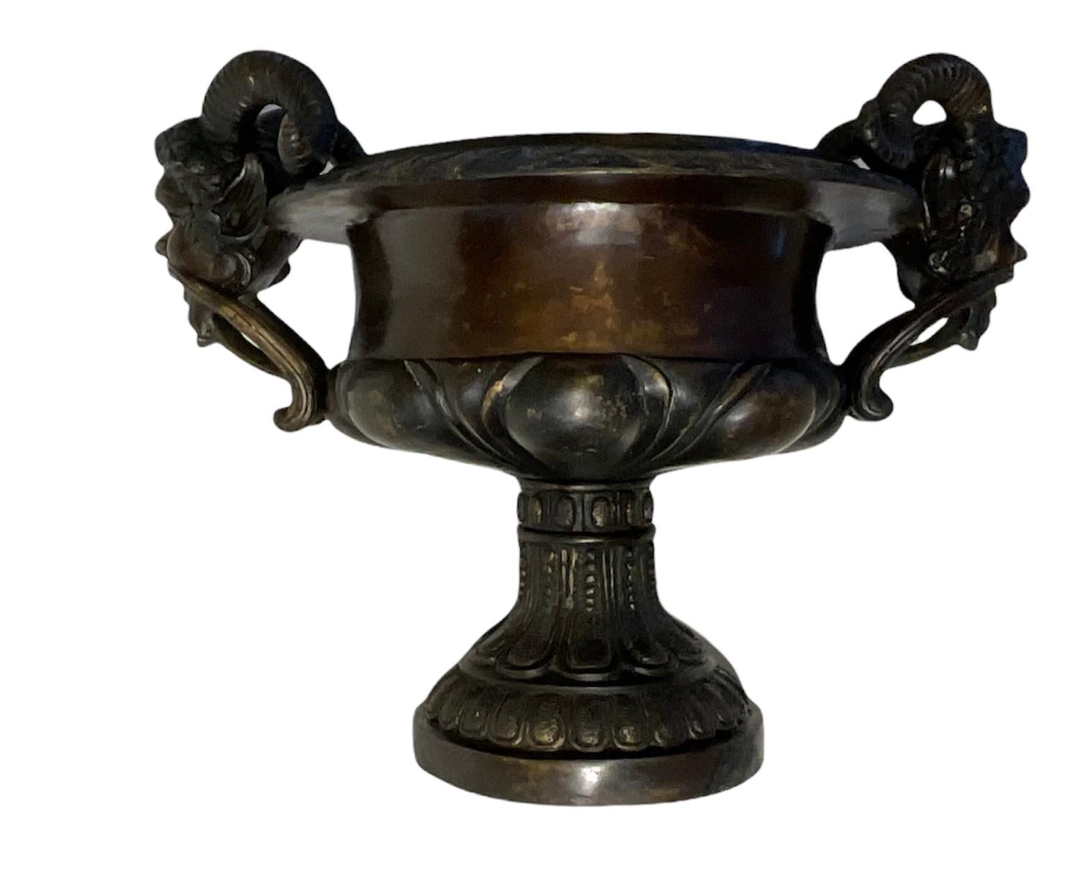 Grande urne Tazza en bronze patiné Bacchus Garden en vente 2