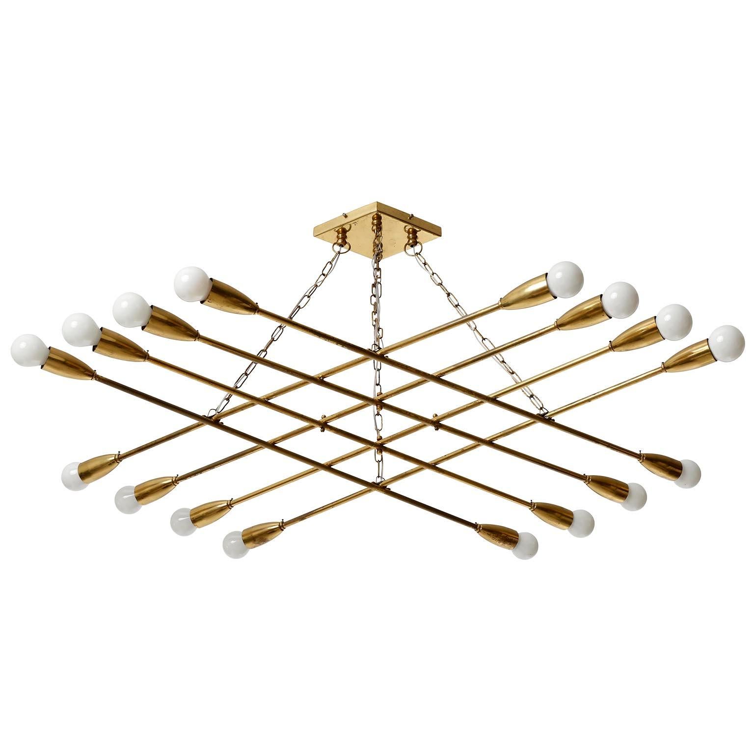 Autrichien Lustre suspendu en laiton de forme géométrique de 16 ampoules de Rupert Nikoll, années 1960 en vente