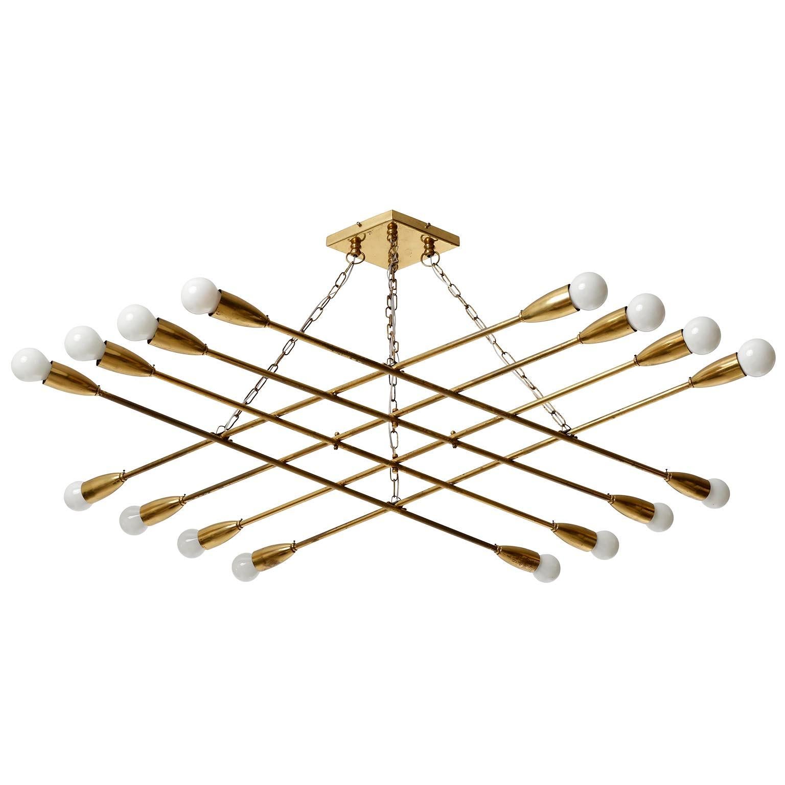 Austriaco Lampadario a sospensione in ottone a 16 lampadine a forma geometrica di Rupert Nikoll, anni '60 in vendita