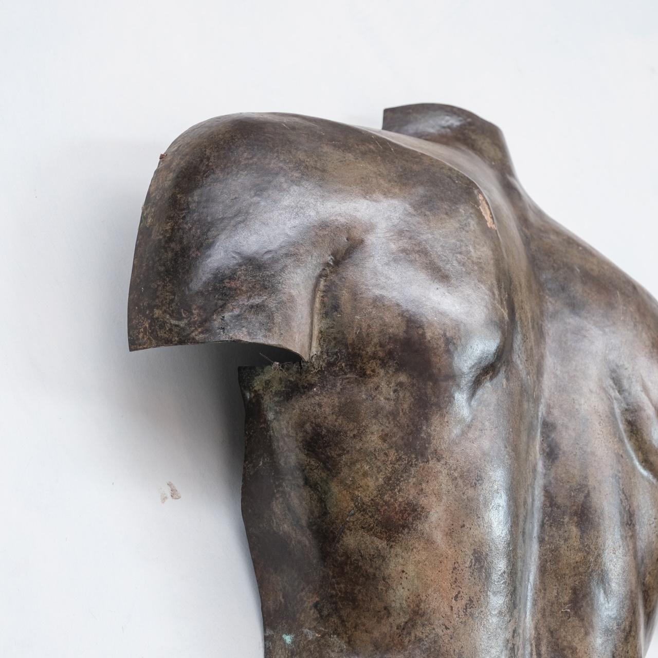 Große Skulptur aus patiniertem Messing in männlicher Form 'Rückenlehne - 2' im Angebot 1