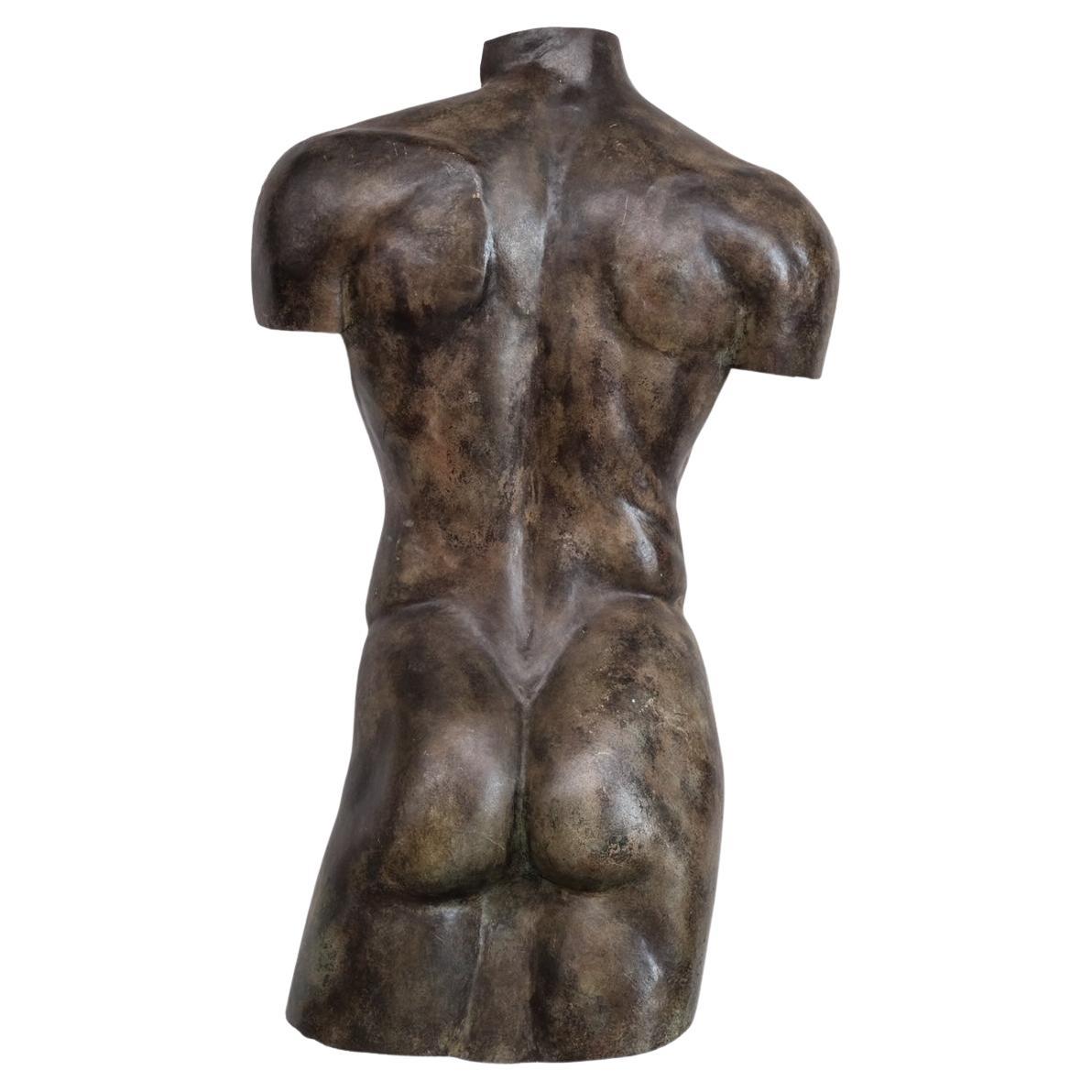 Große Skulptur aus patiniertem Messing in männlicher Form 'Rückenlehne - 2' im Angebot