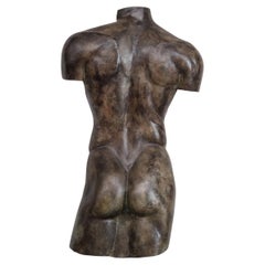 Große Skulptur aus patiniertem Messing in männlicher Form 'Rückenlehne - 2'