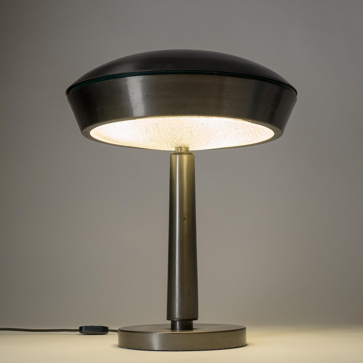 Grande lampada da tavolo in ottone patinato, anni '60, Italia in vendita 6