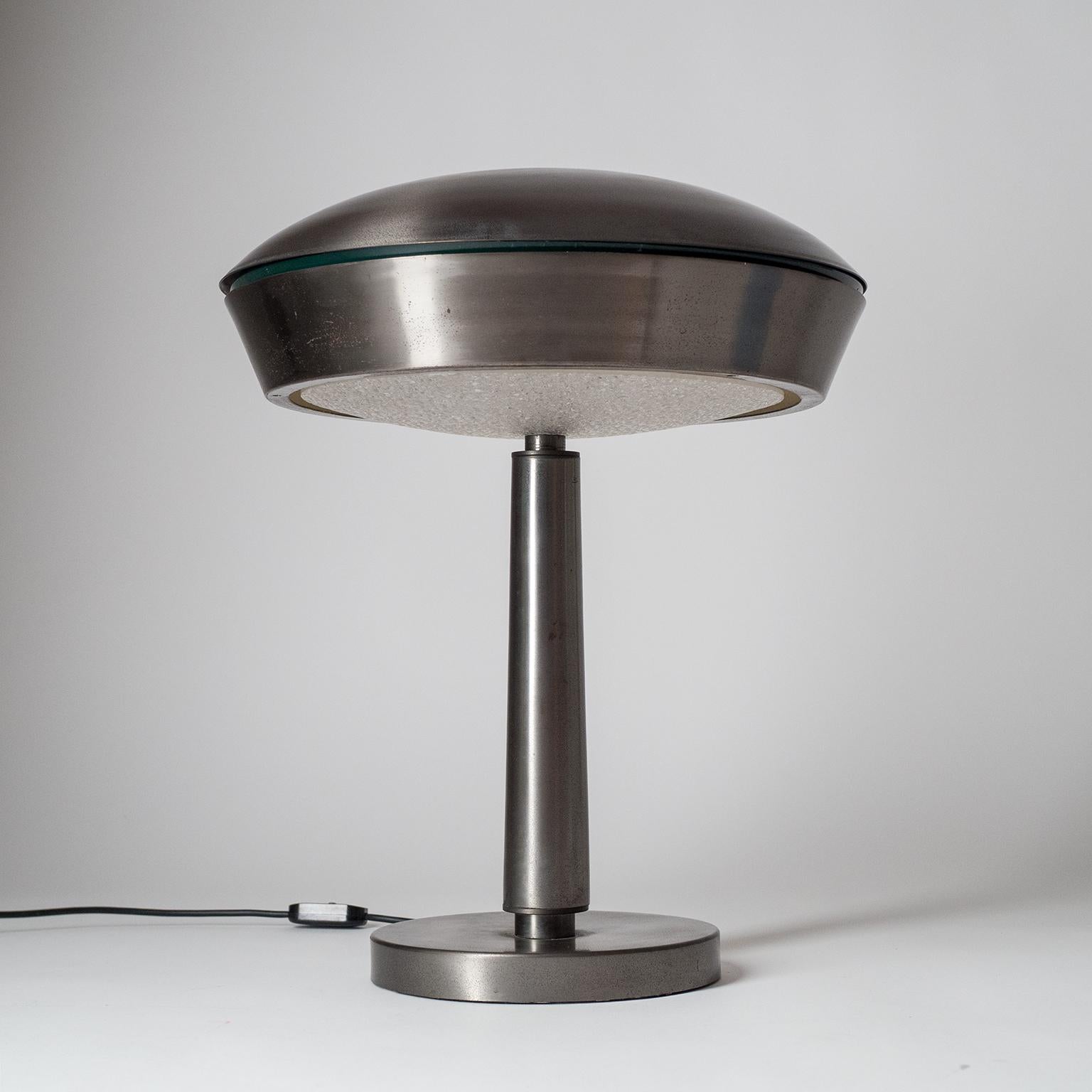 Grande lampe de bureau ou de table en laiton ou bronze patiné attribuée à Fontana Arte, vers 1960 (très similaire au mod. 2278). Laiton patiné foncé avec un éclat argenté et diffuseur acrylique texturé. Trois prises E14.
