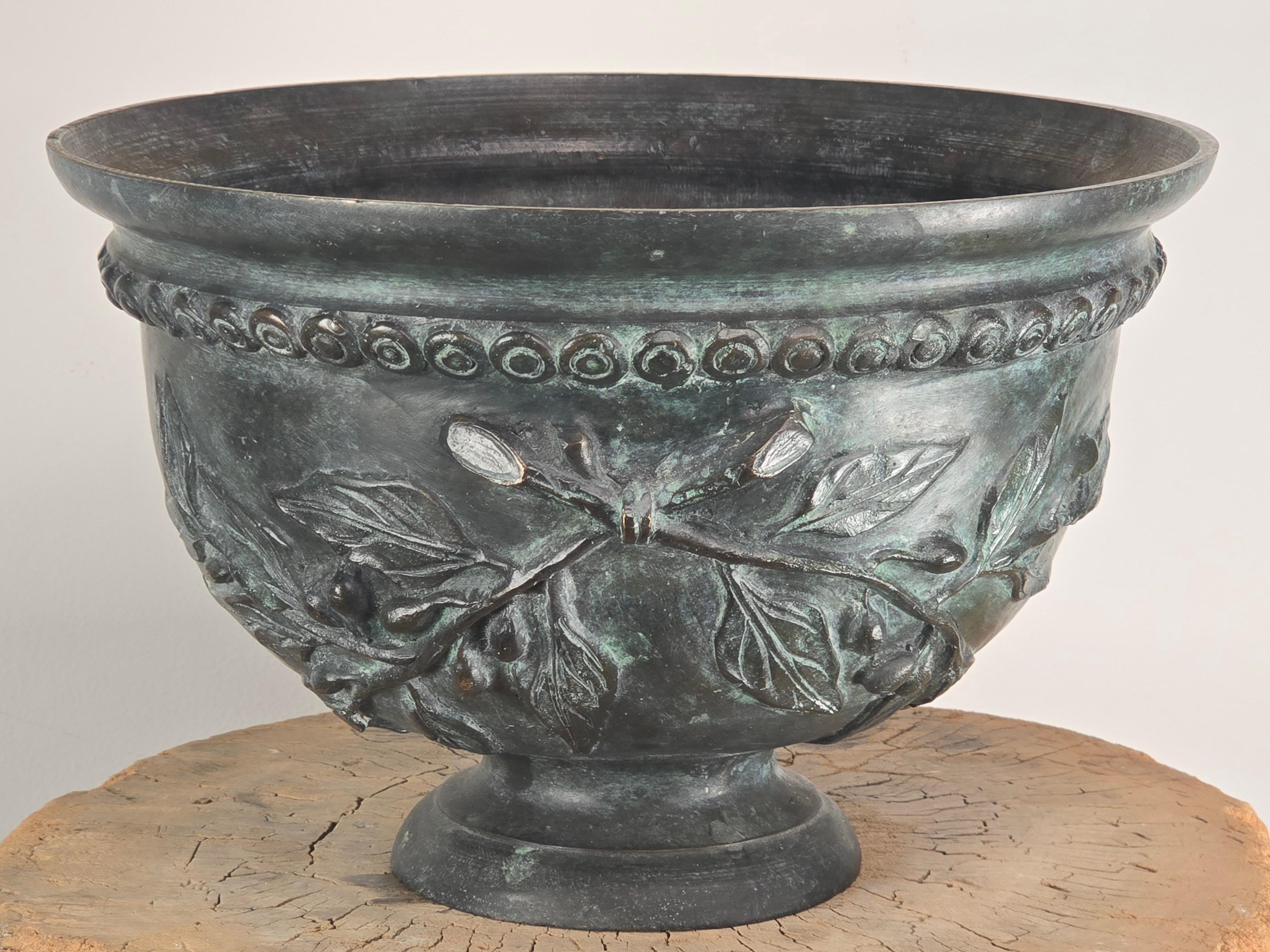 Un grand bol néoclassique en bronze patiné de la taille d'un centre de table.  Je l'ai utilisé sur un piédestal en marbre dans le coin d'une pièce et il est spectaculaire dans un de ces espaces morts.    Peut également servir de cache pot avec une