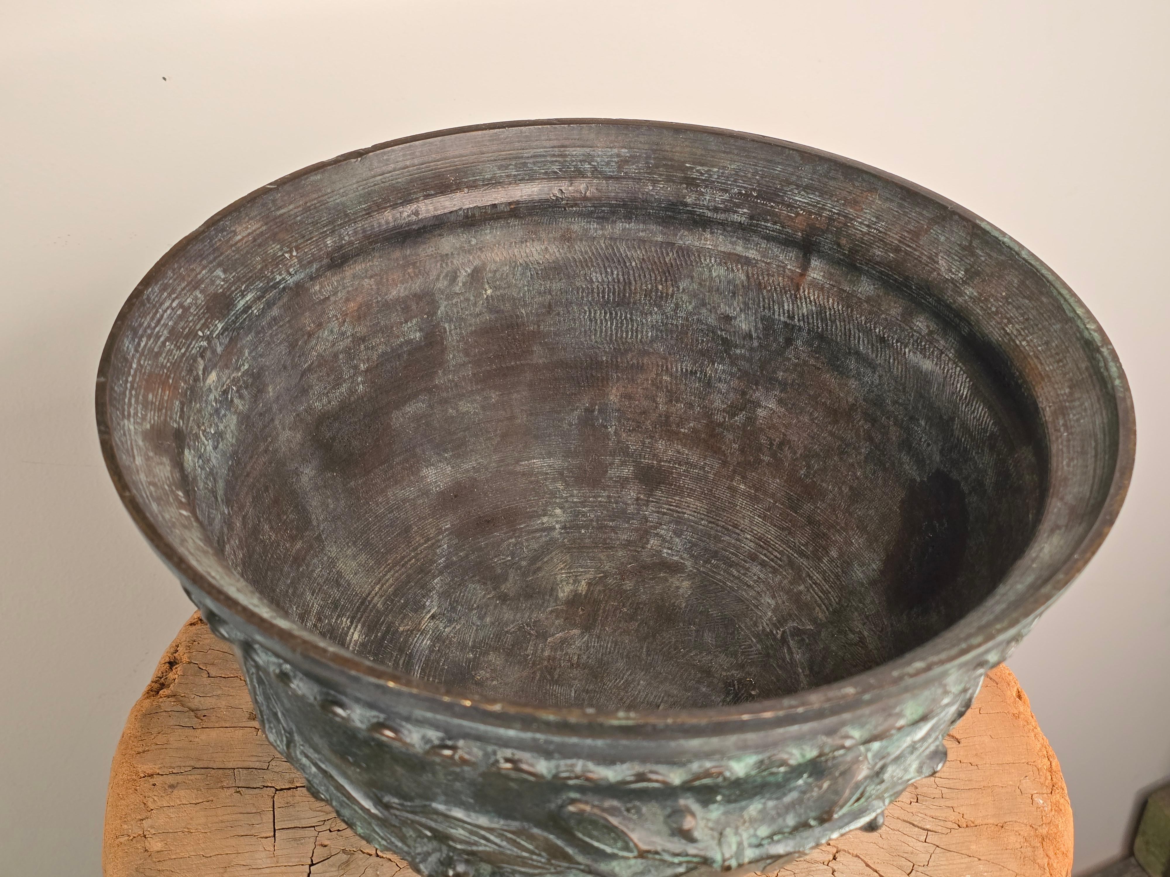 20ième siècle Grand bol néoclassique en bronze patiné en vente