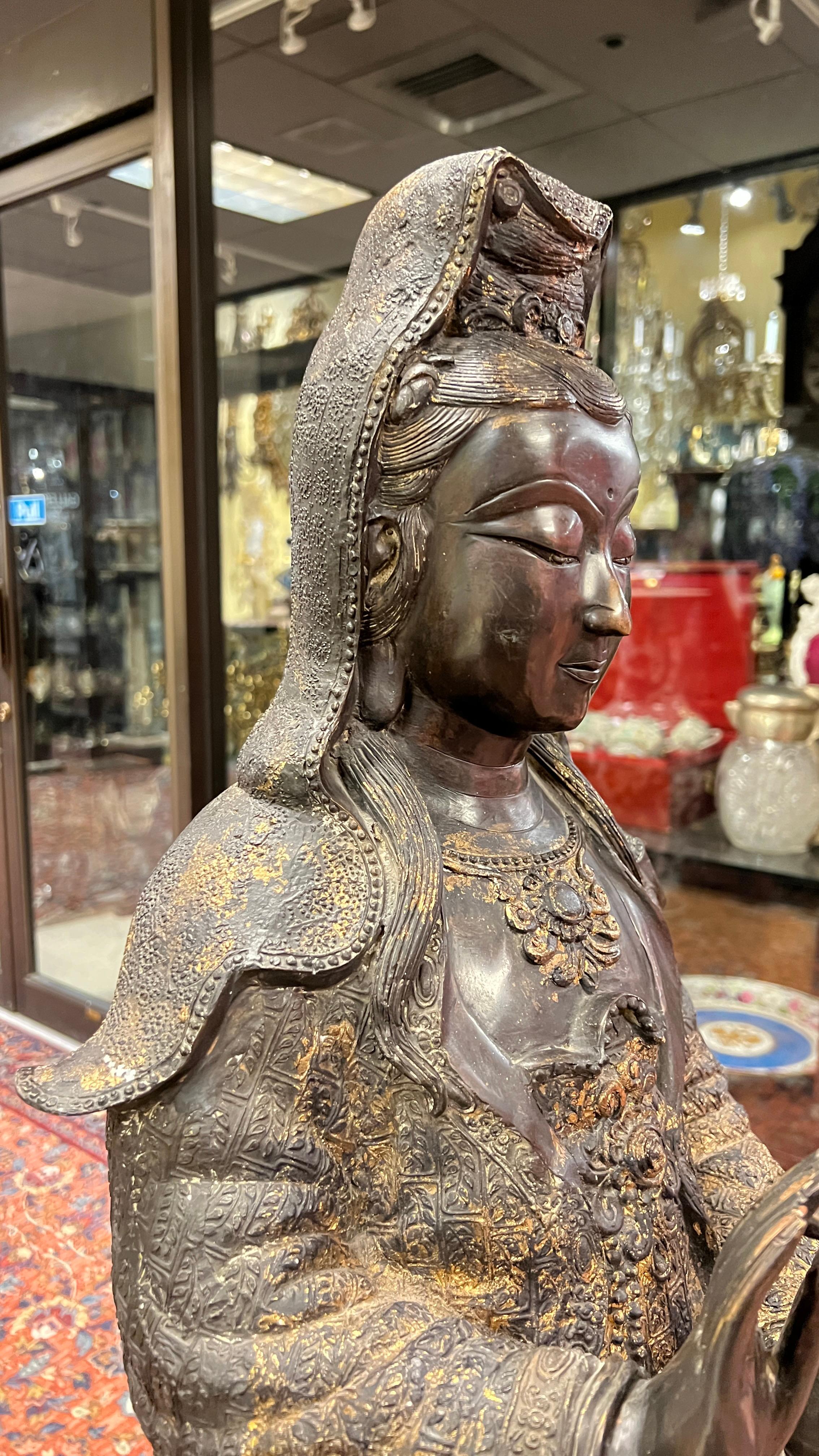 Gran estatua / escultura de Buda Guanyin de pie, de bronce patinado en venta 3