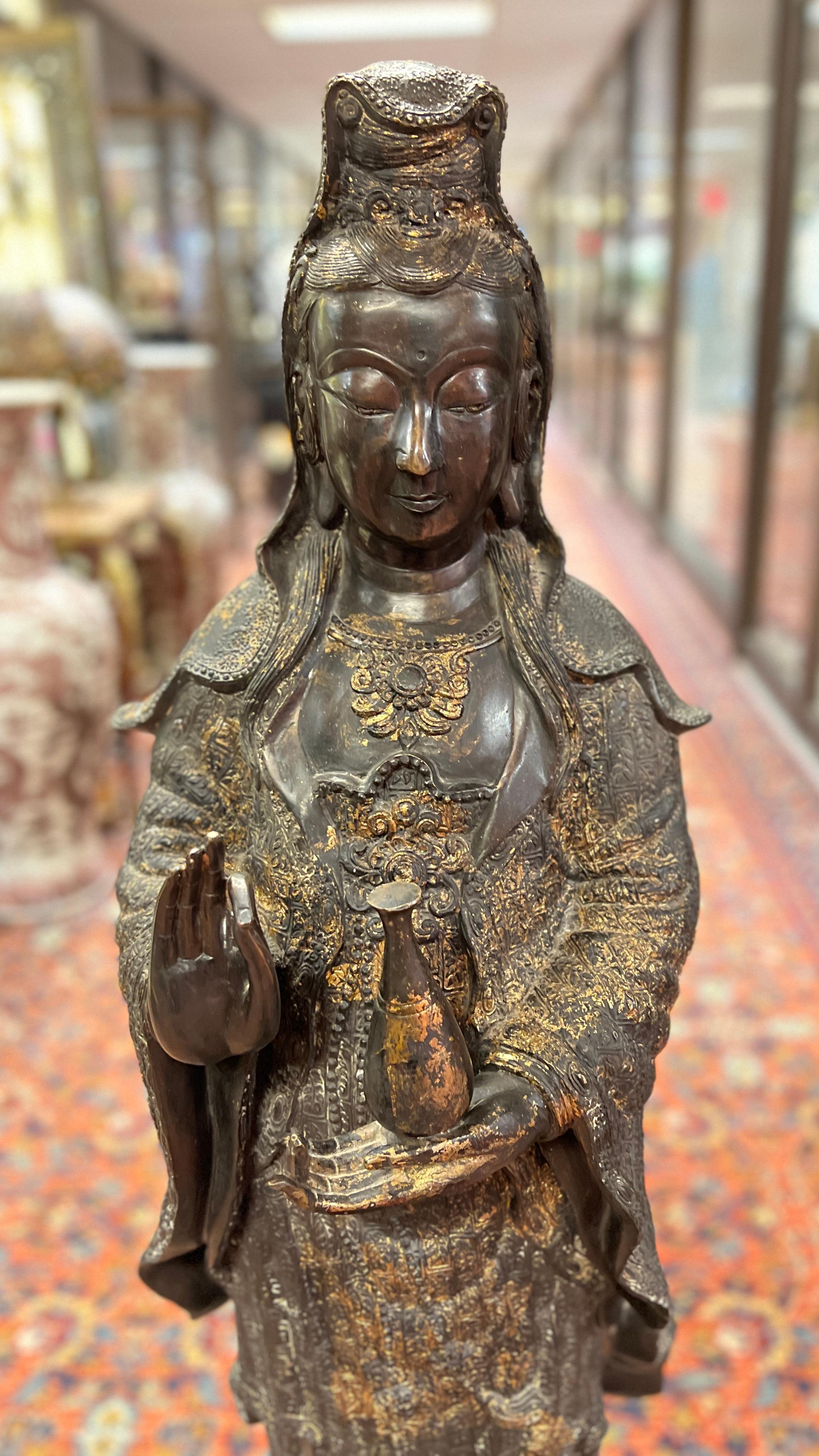 Gran estatua / escultura de Buda Guanyin de pie, de bronce patinado Chino en venta