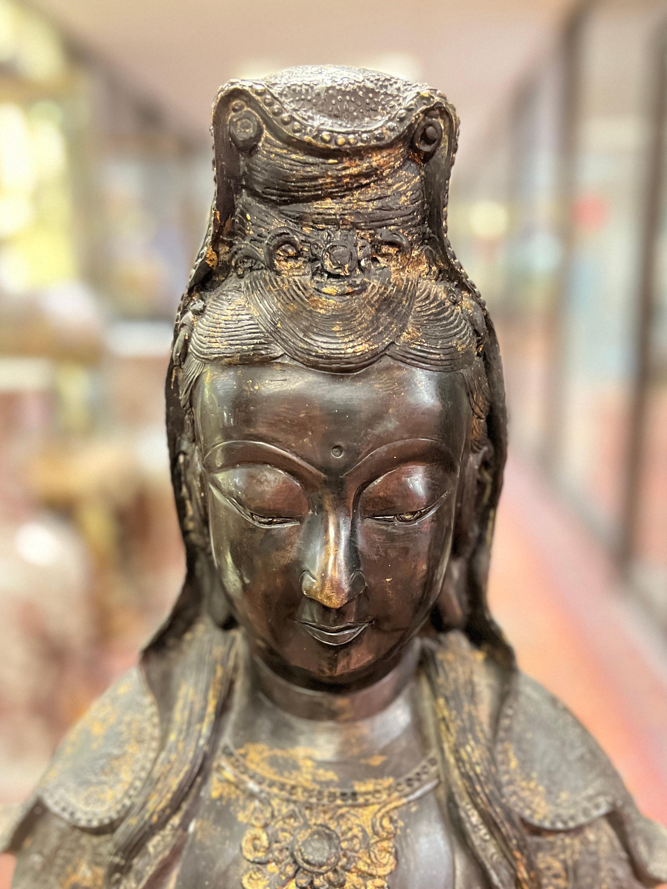 Gran estatua / escultura de Buda Guanyin de pie, de bronce patinado Dorado en venta