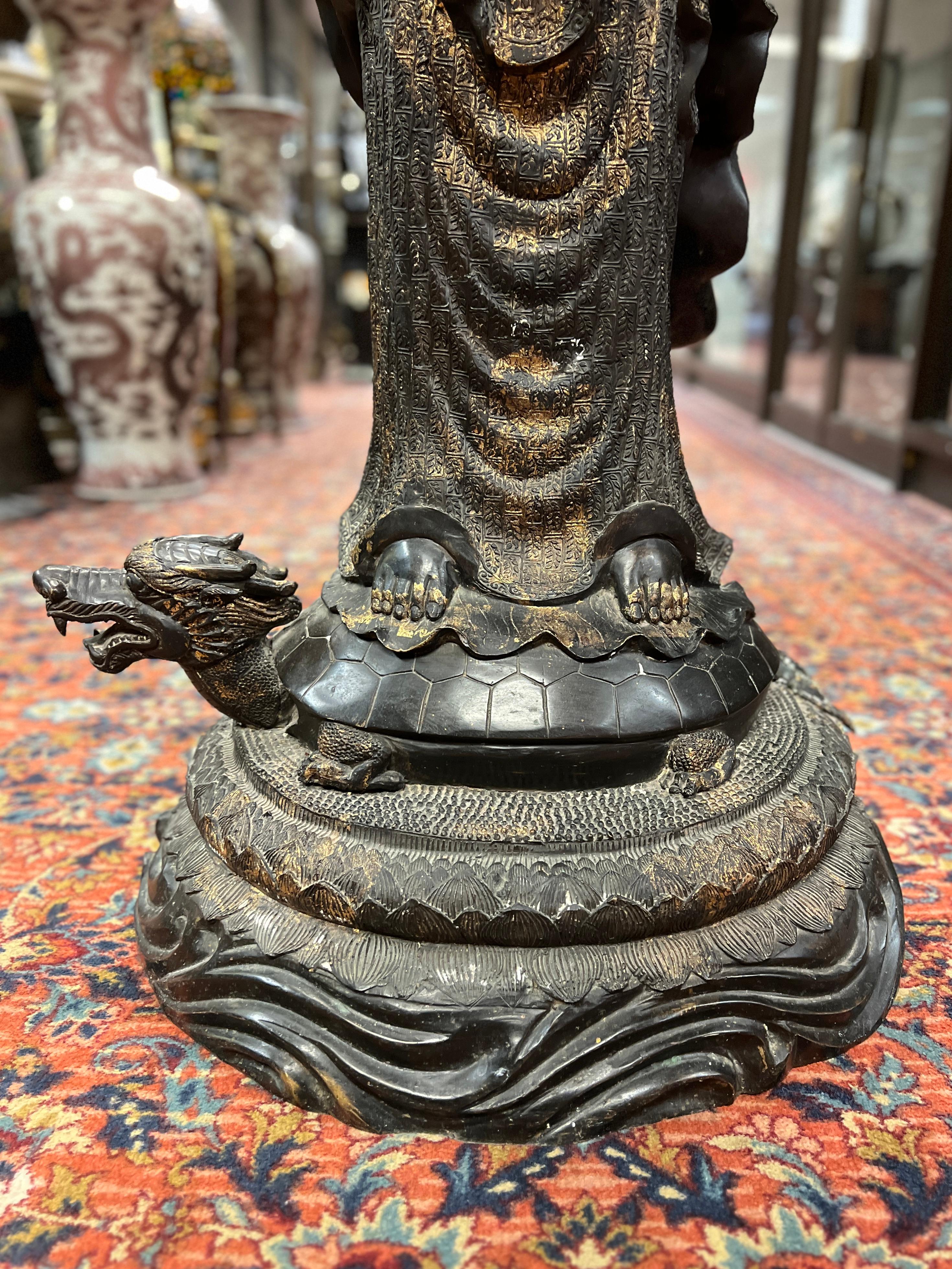 Gran estatua / escultura de Buda Guanyin de pie, de bronce patinado Bronce en venta