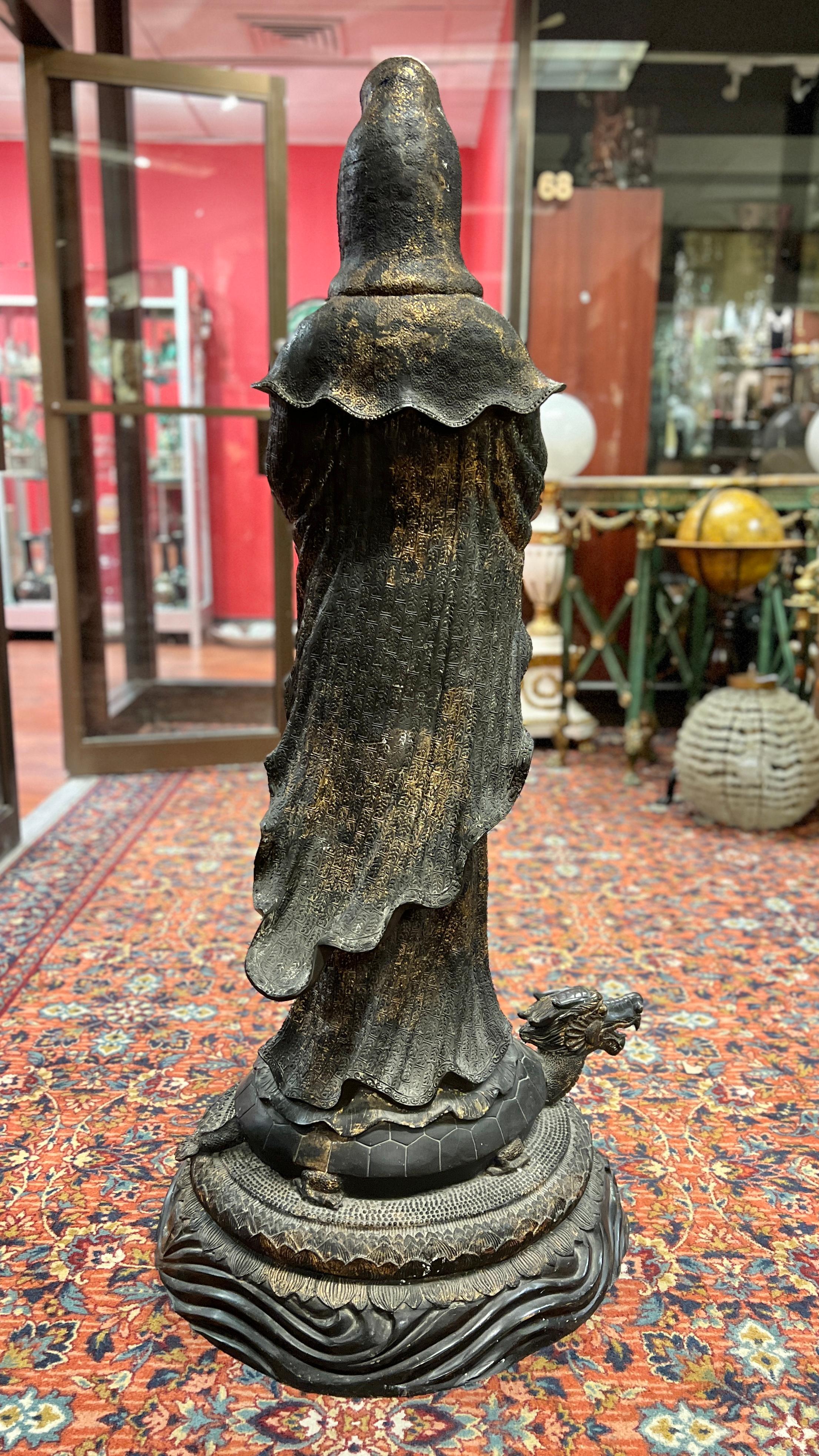 Gran estatua / escultura de Buda Guanyin de pie, de bronce patinado en venta 1