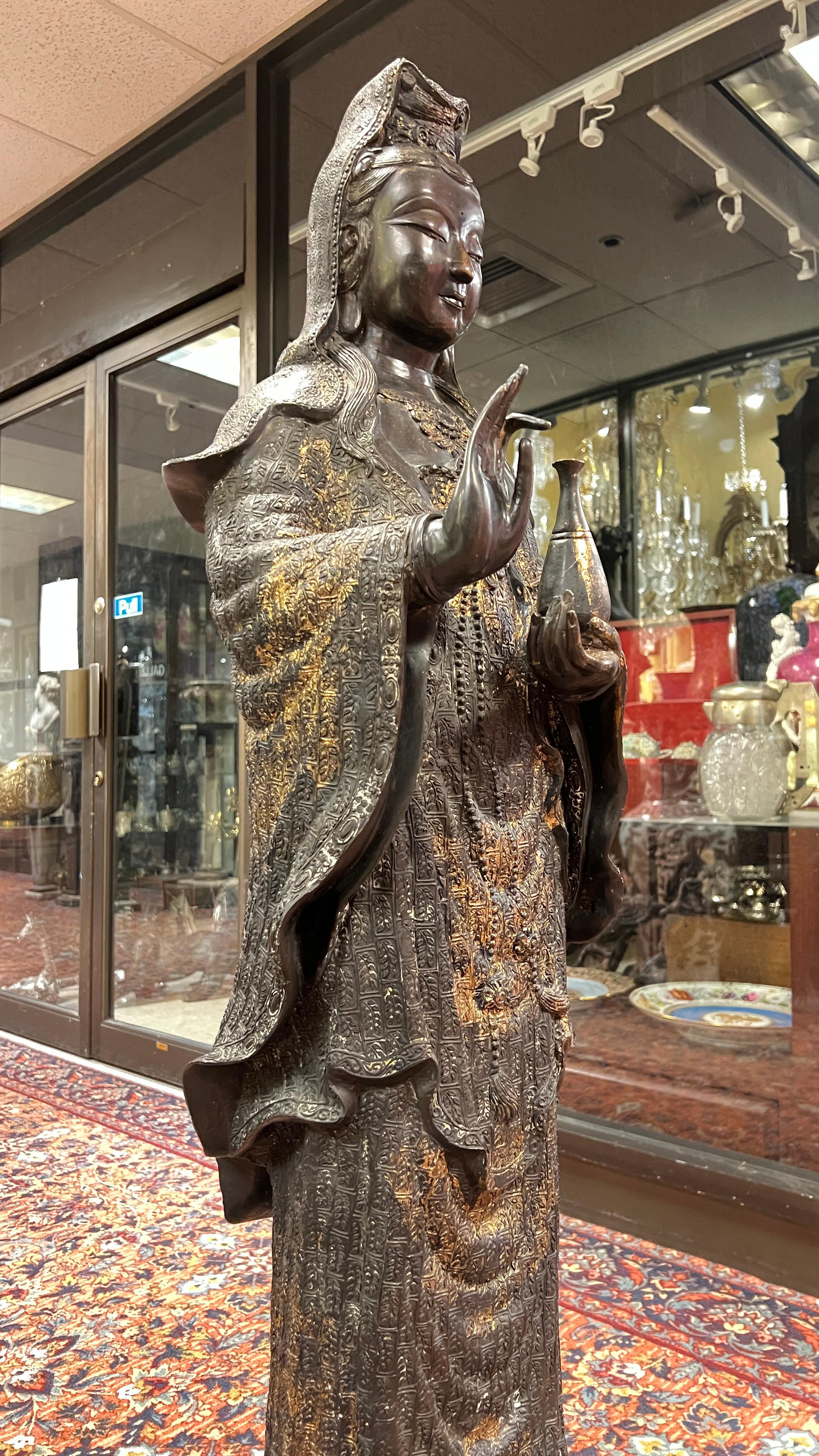 Gran estatua / escultura de Buda Guanyin de pie, de bronce patinado en venta 2