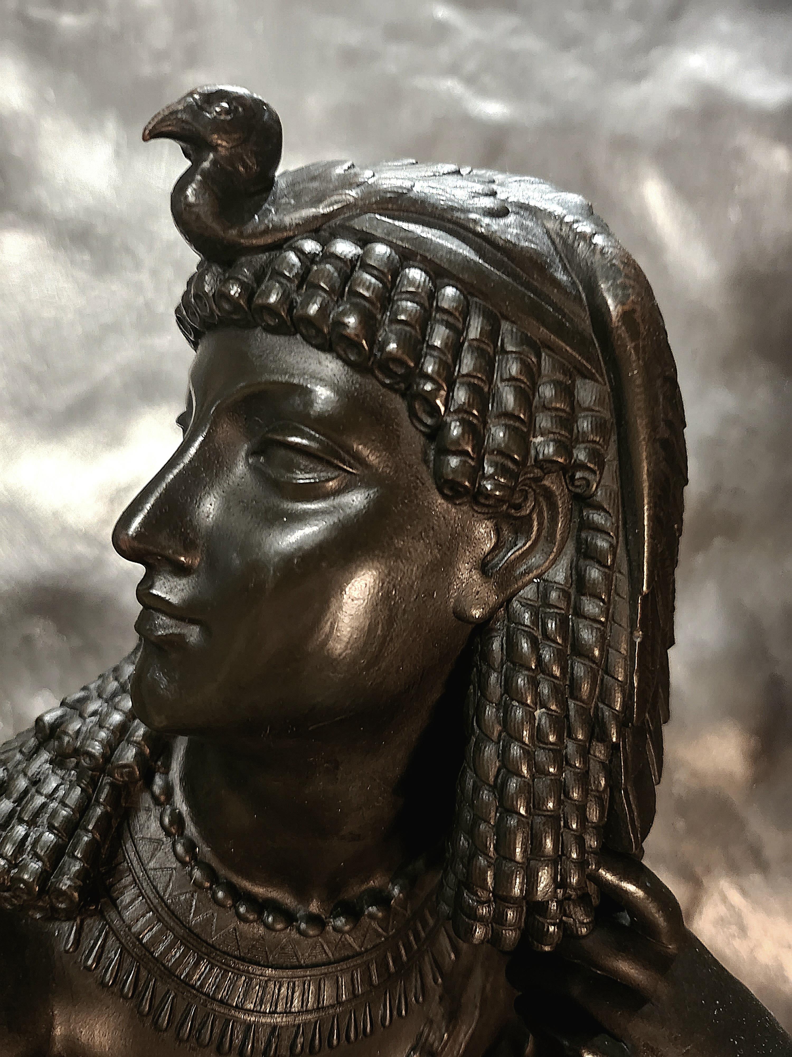 Bronze Grande statue de Cléopâtre en bronze patiné, M. I&M, France 19e siècle