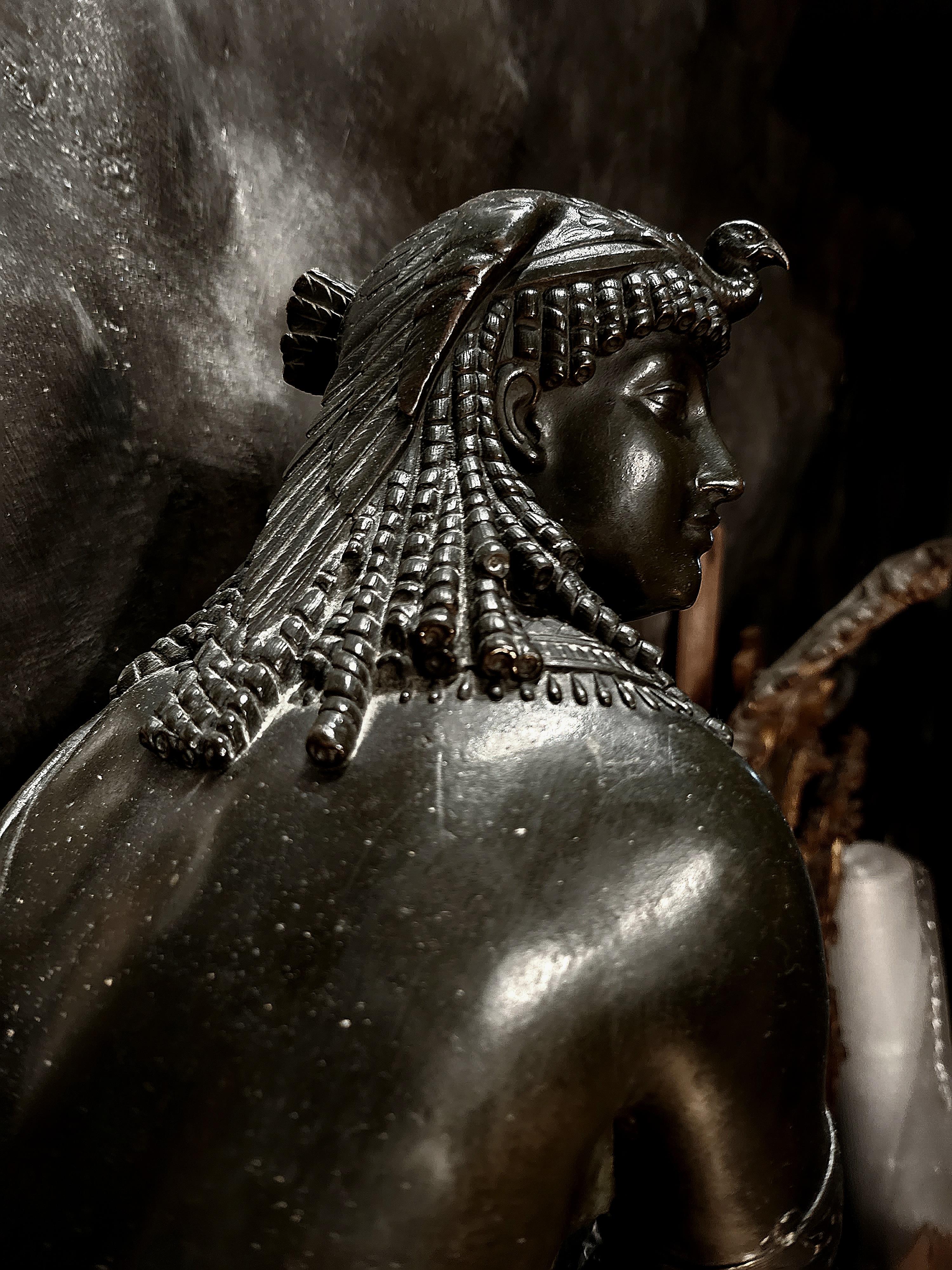 Grande statue de Cléopâtre en bronze patiné, M. I&M, France 19e siècle en vente 5