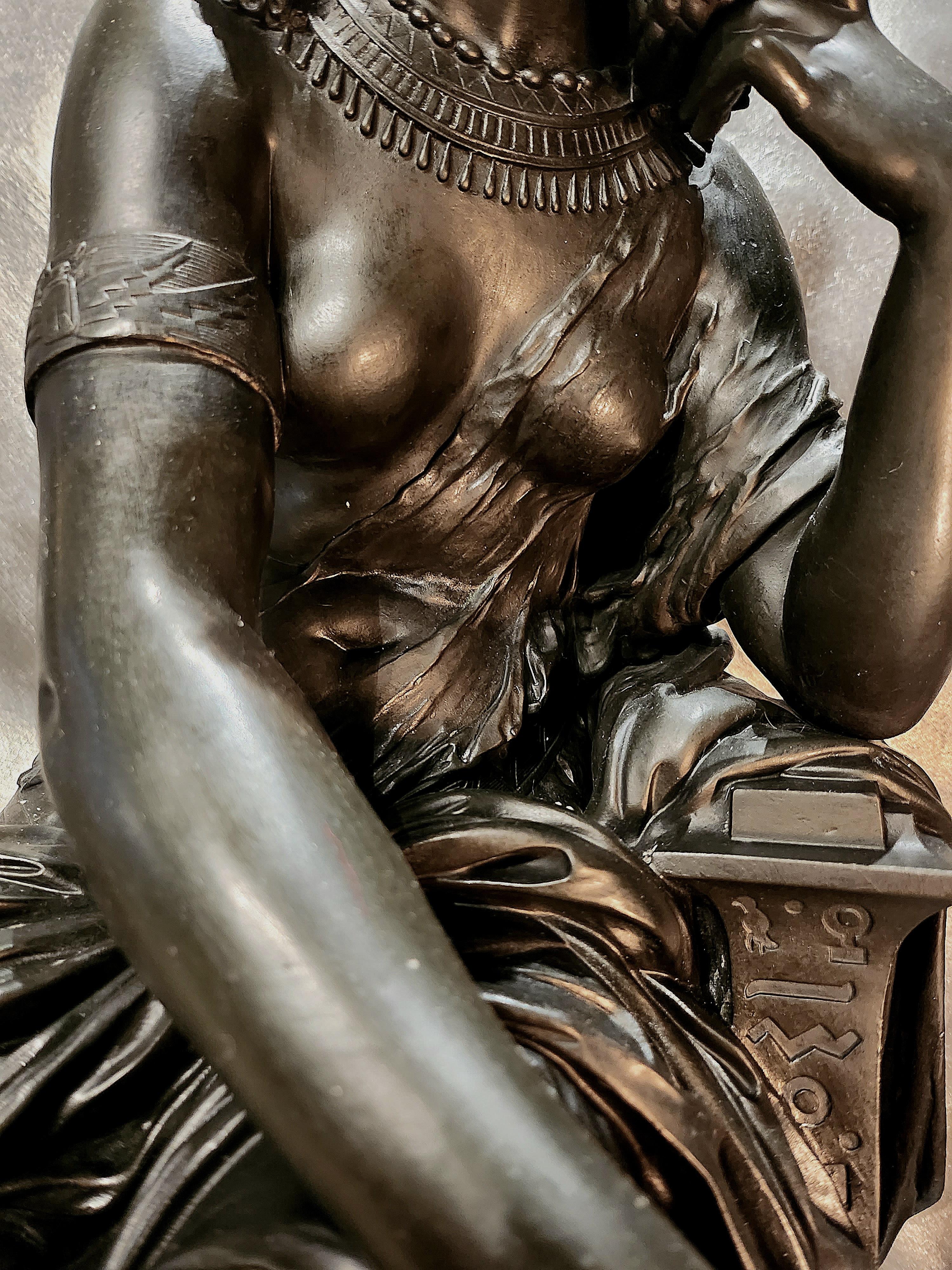 Grande statue de Cléopâtre en bronze patiné, M. I&M, France 19e siècle en vente 8