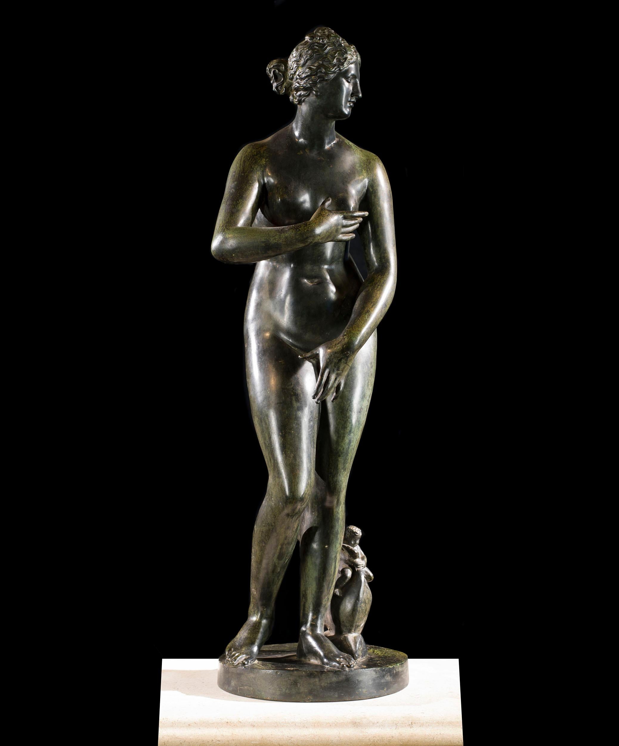 Eine schöne neapolitanische patinierte Bronzefigur der Venus von Medici aus dem späten 19. Jahrhundert nach der Antike. Wahrscheinlich von der Fonderia Sommer, Neapel, gegossen. Die Fonderia Sommer bot drei verschiedene Patinierungsarten für ihre