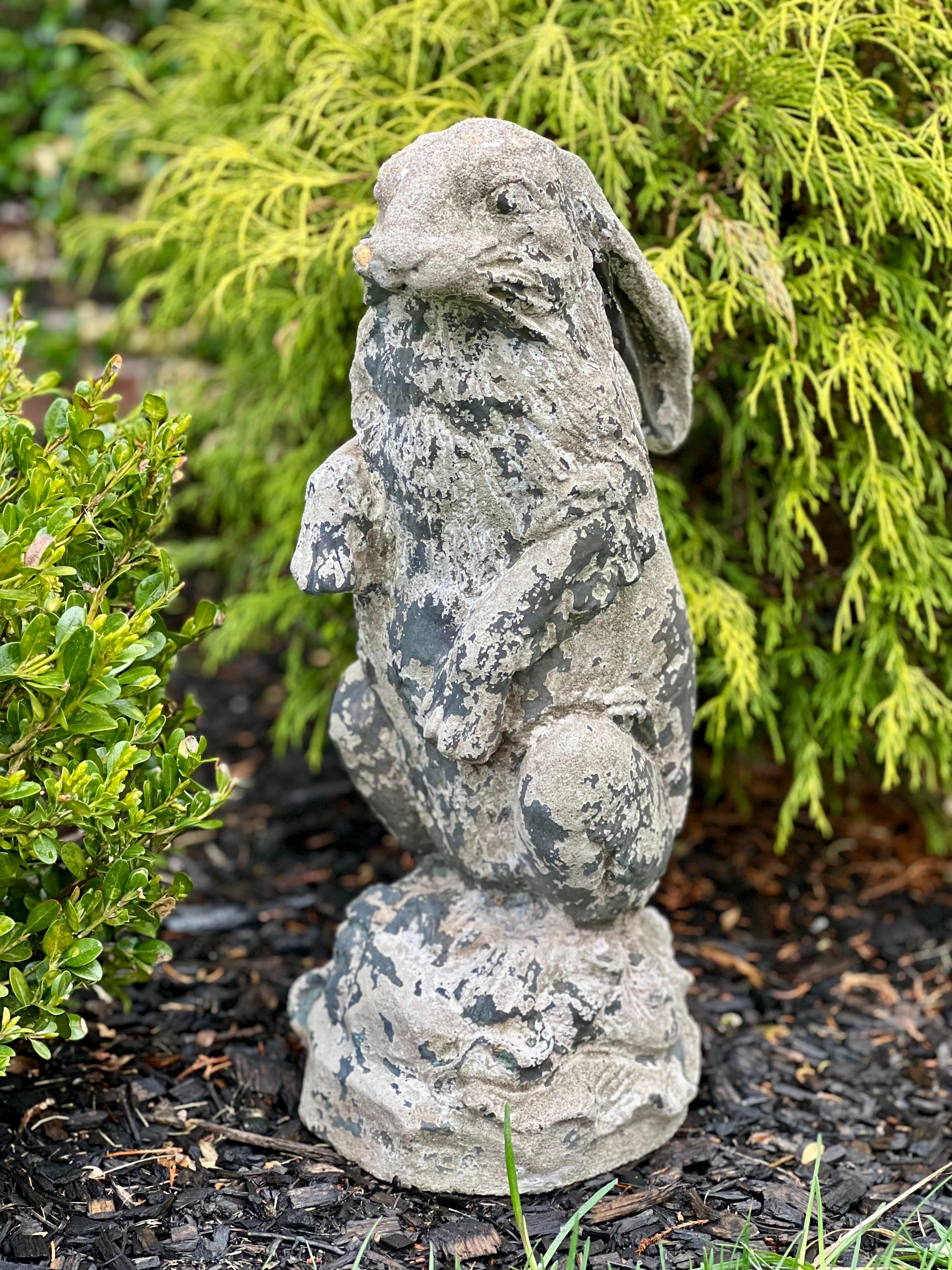 Statue de lapin en ciment moulé patiné, ornement de jardin, 20e siècle 4