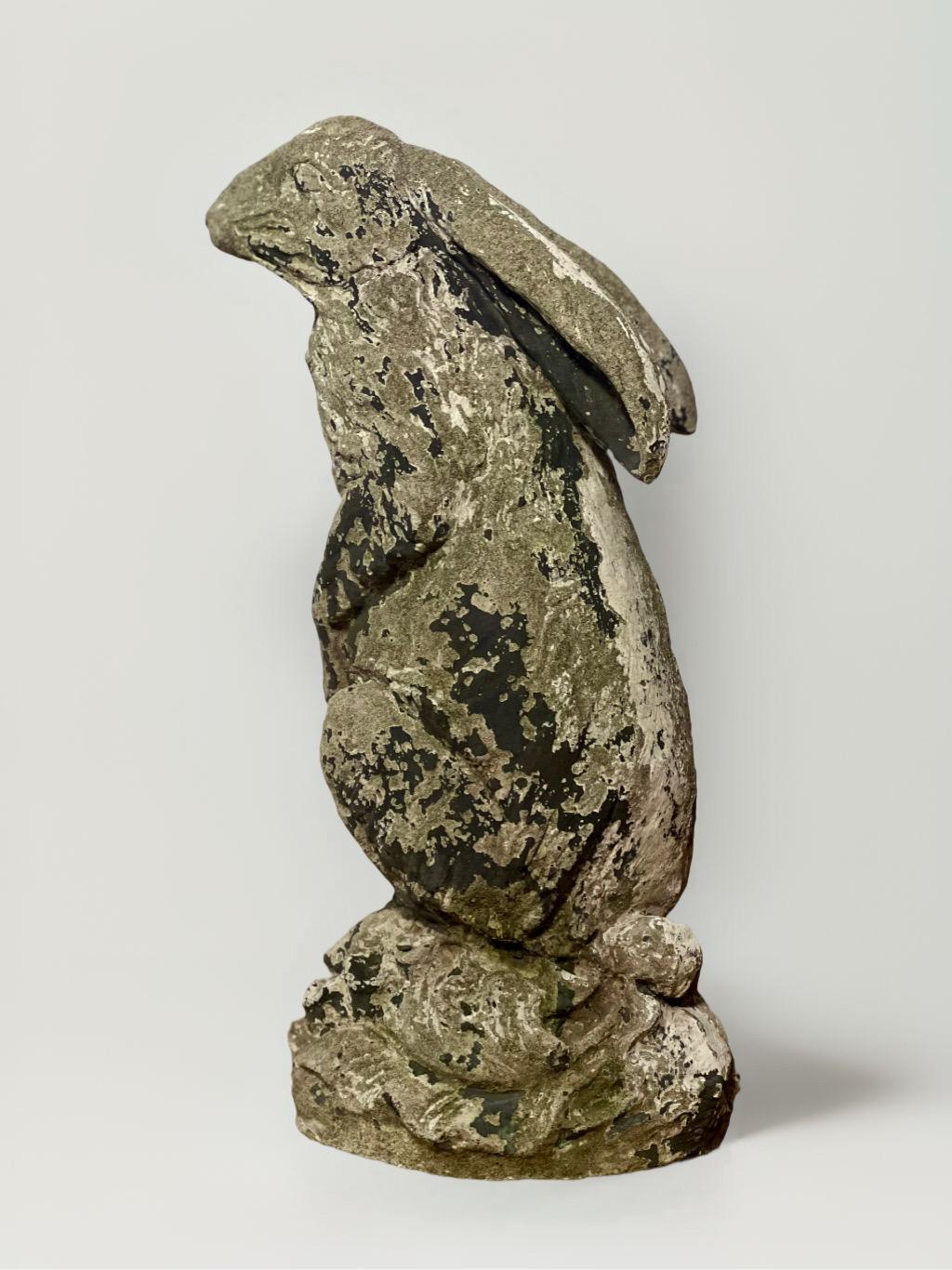 Nord-américain Statue de lapin en ciment moulé patiné, ornement de jardin, 20e siècle