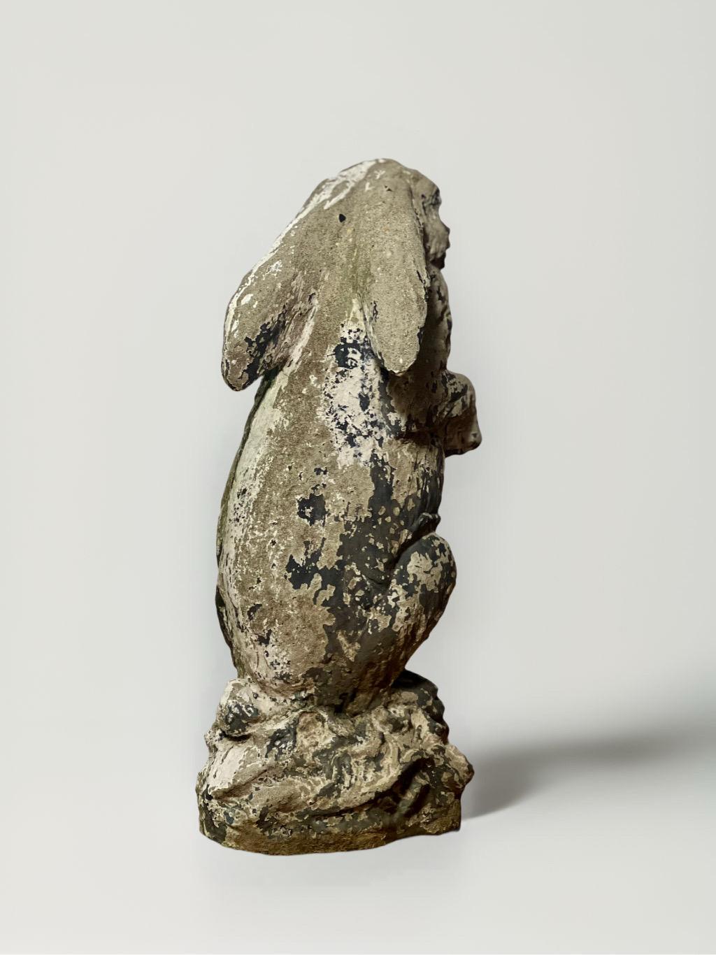 Moulage Statue de lapin en ciment moulé patiné, ornement de jardin, 20e siècle