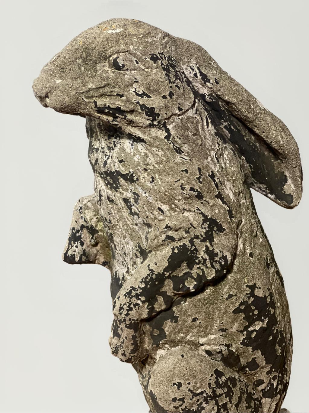 Statue de lapin en ciment moulé patiné, ornement de jardin, 20e siècle Bon état à Doylestown, PA