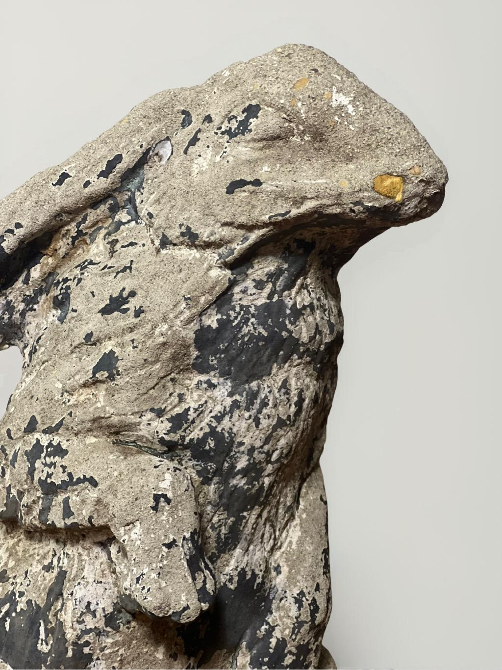 20ième siècle Statue de lapin en ciment moulé patiné, ornement de jardin, 20e siècle