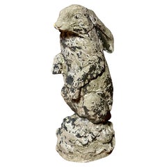 Statue de lapin en ciment moulé patiné, ornement de jardin, 20e siècle