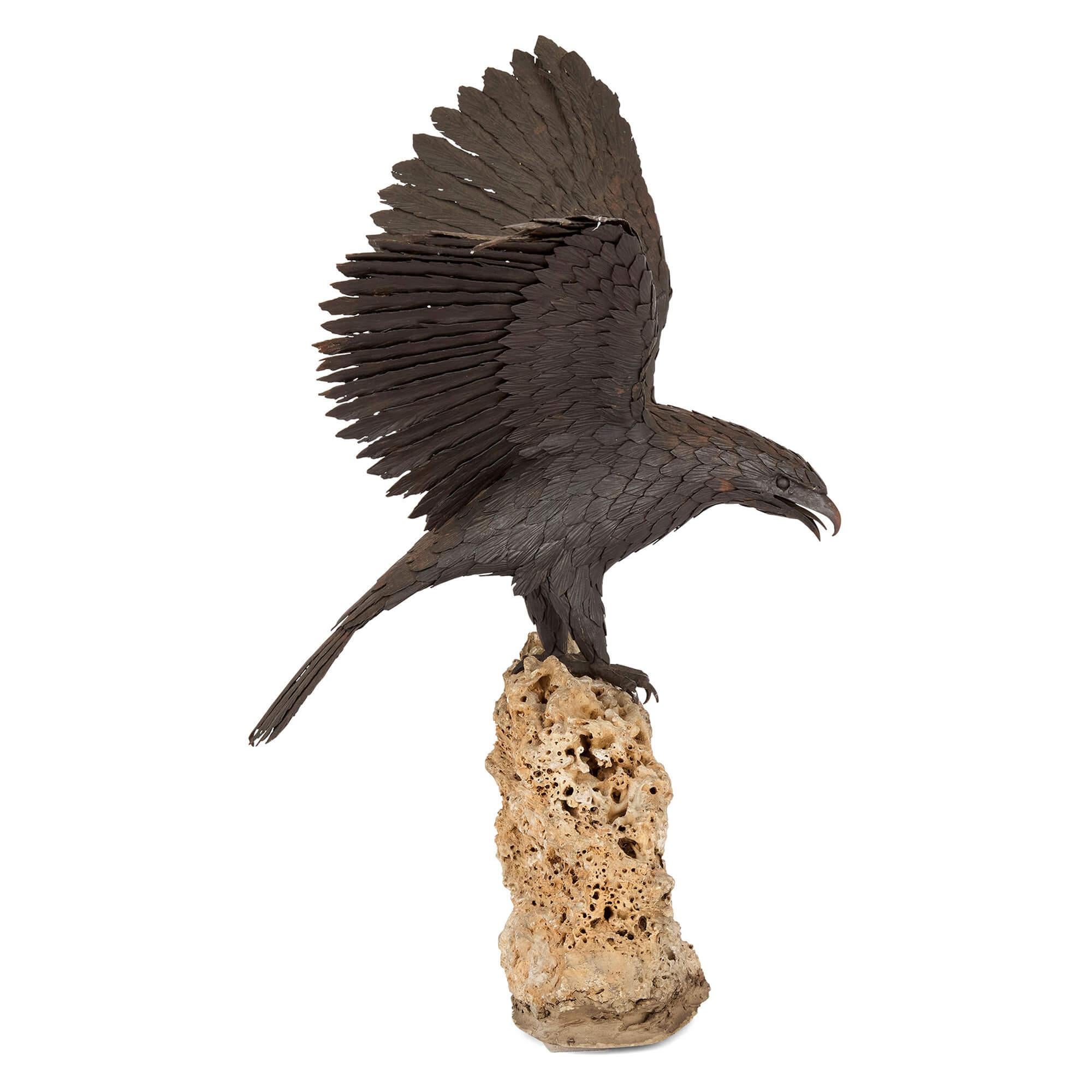 Escultura grande de acero patinado modelo roca Águila Pájaro 
Continental, Siglo XX 
Águila: Altura 41 cm, anchura 56 cm, profundidad 37 cm
Soporte: Altura 22 cm, anchura 37 cm, profundidad 11 cm
Total: Altura 63 cm, anchura 56 cm, profundidad 37