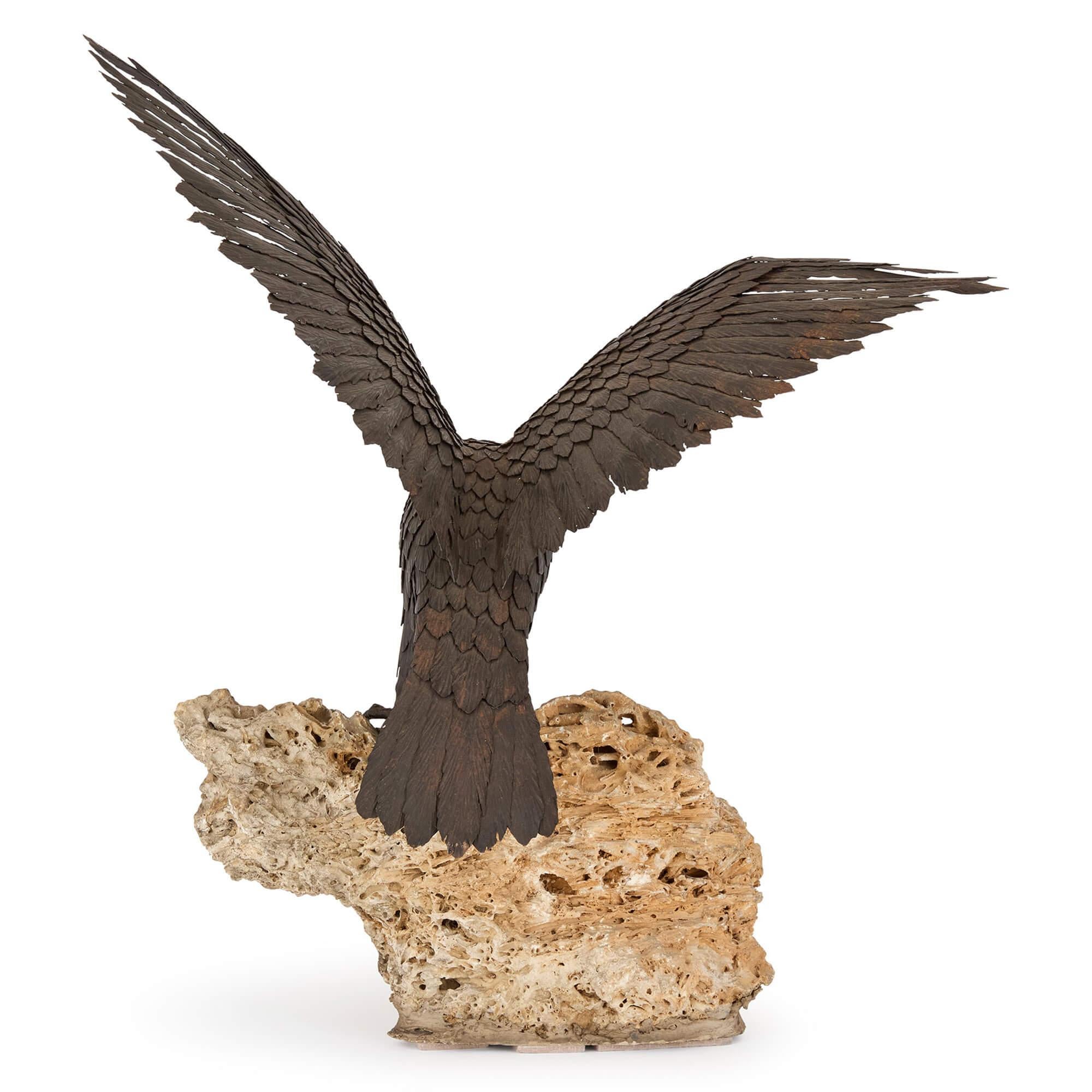 Escultura grande de acero patinado modelo roca Águila Pájaro Europeo en venta