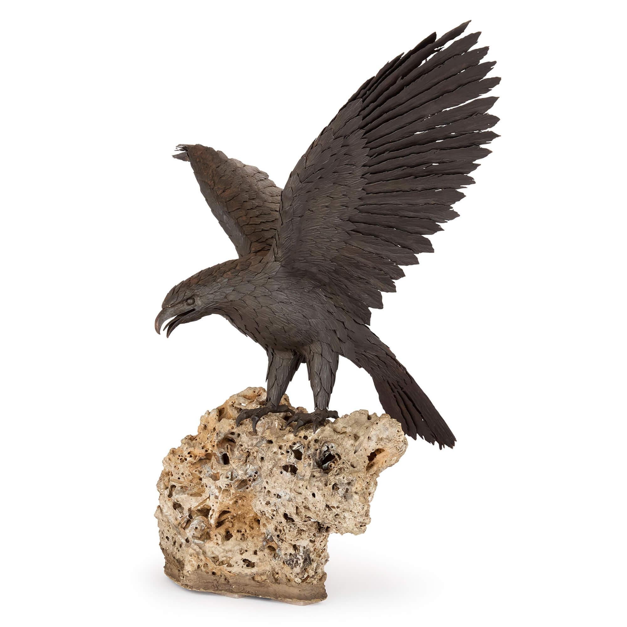 Escultura grande de acero patinado modelo roca Águila Pájaro Vaciado en venta
