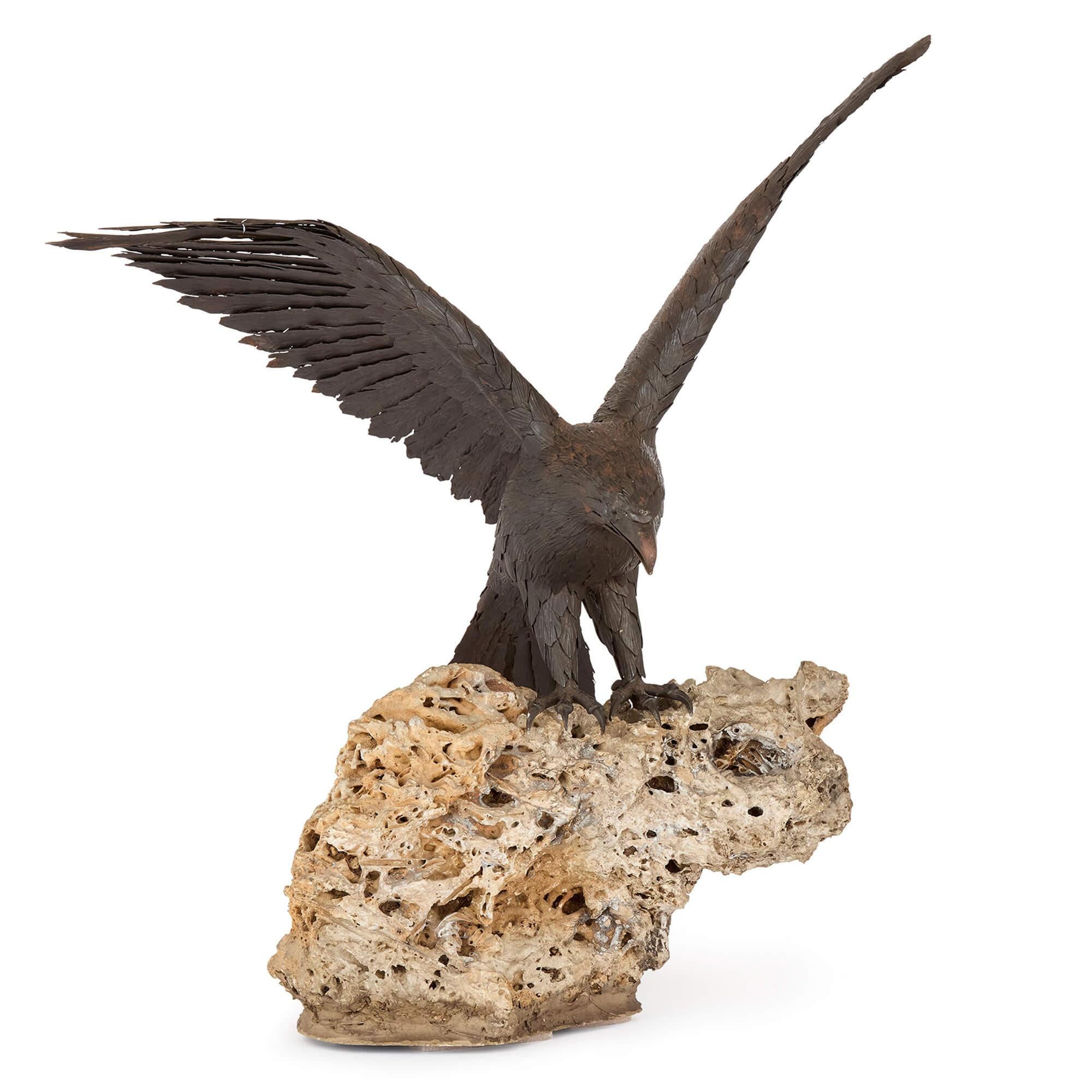 Escultura grande de acero patinado modelo roca Águila Pájaro en Bueno estado para la venta en London, GB