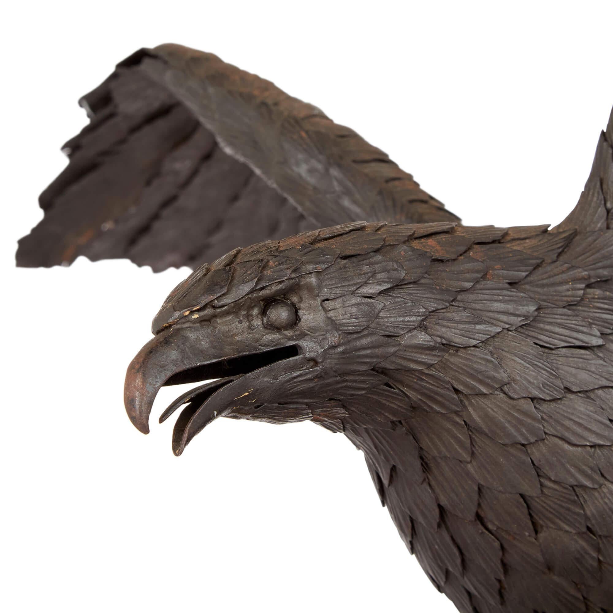 Escultura grande de acero patinado modelo roca Águila Pájaro siglo XX en venta