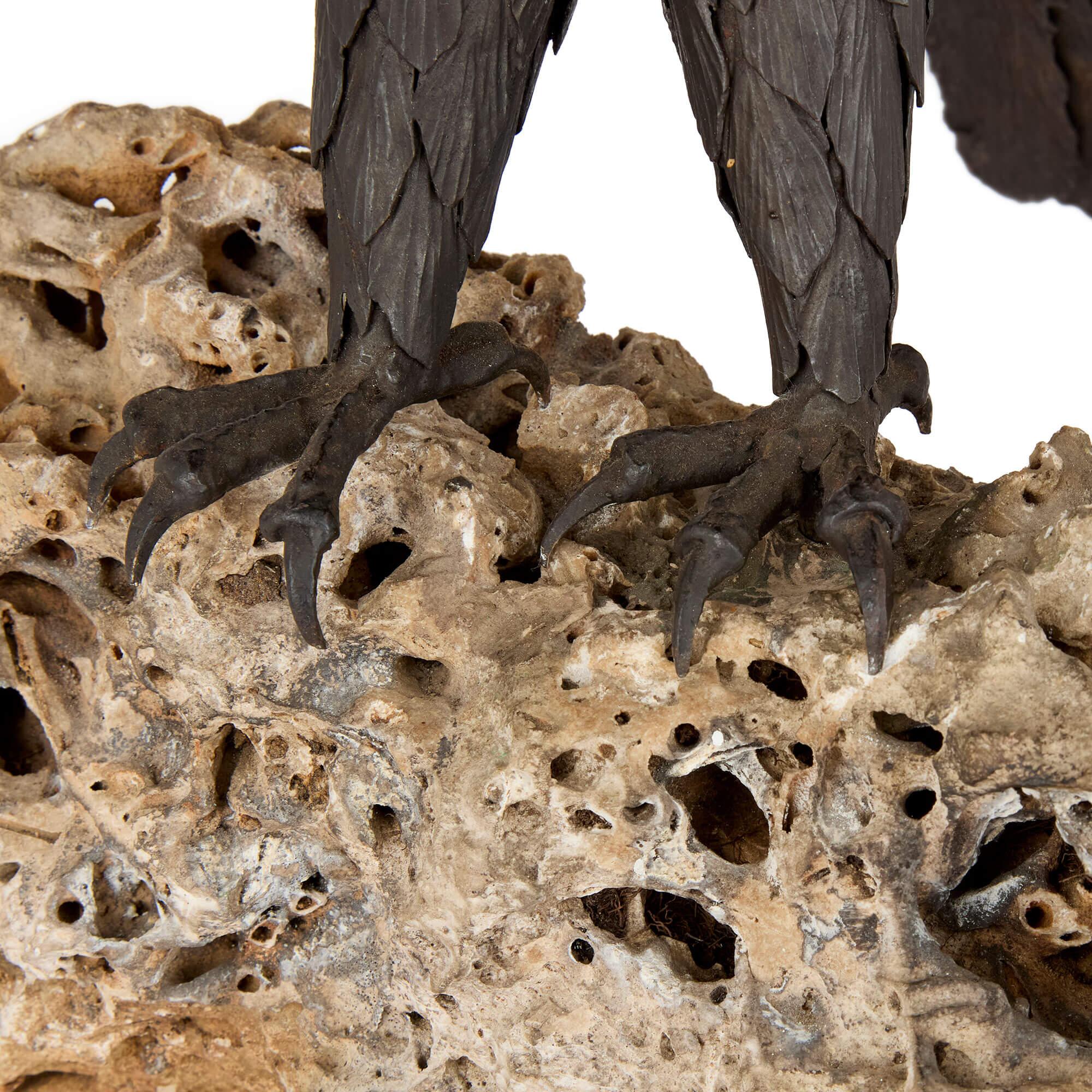 Escultura grande de acero patinado modelo roca Águila Pájaro en venta 1