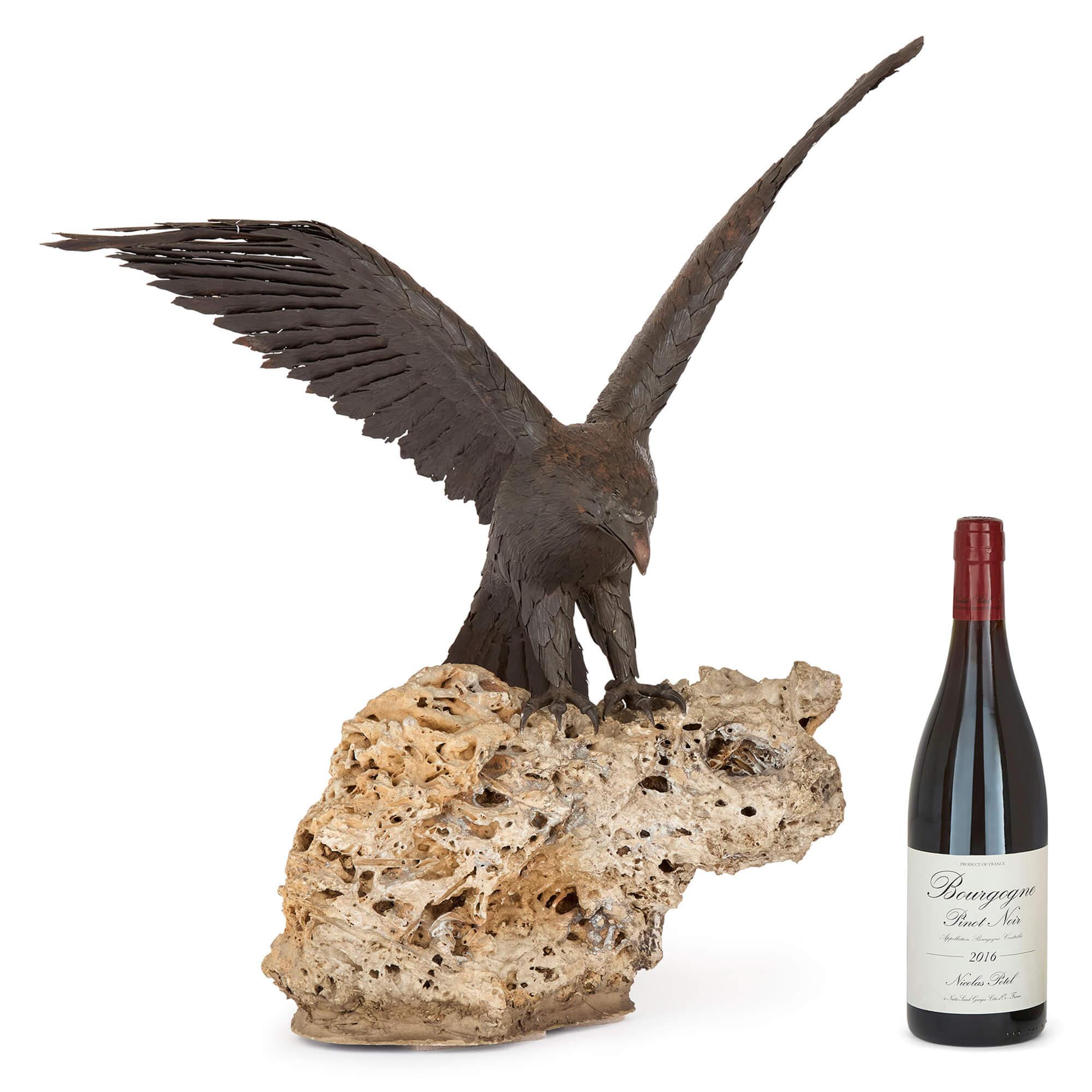 Escultura grande de acero patinado modelo roca Águila Pájaro en venta 2