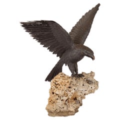 Grande scultura di uccello aquila in acciaio patinato con rocca