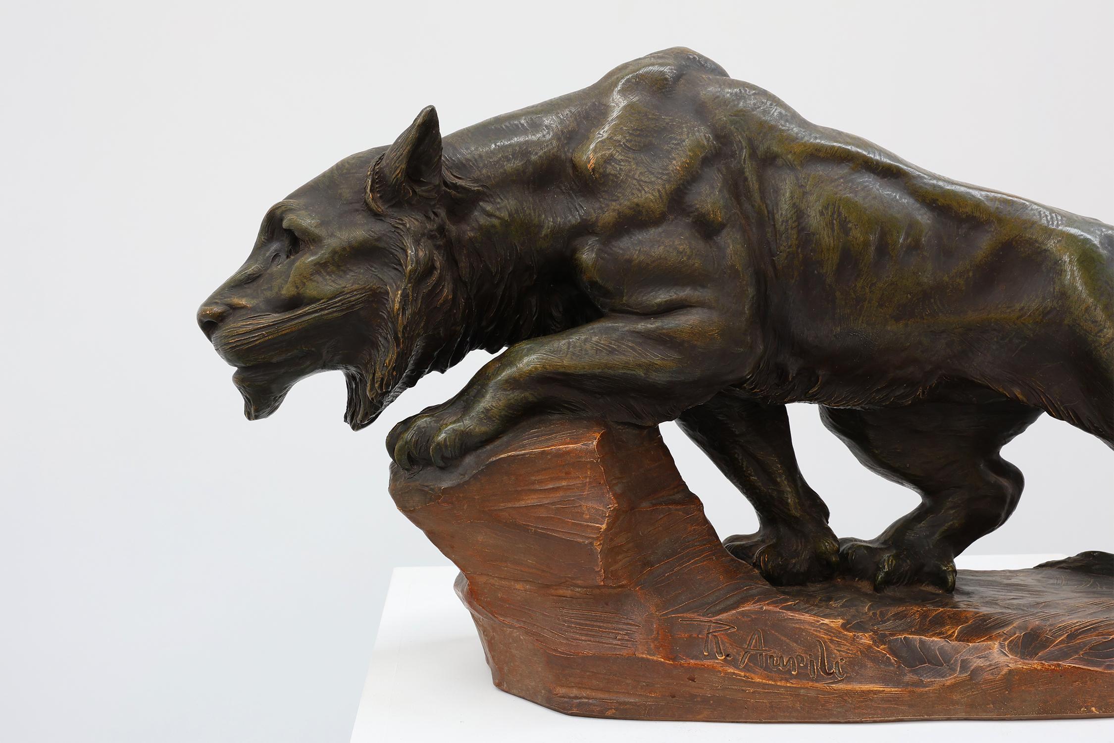 Art Déco Grande statua in terracotta patinata di un Leone, firmata Richard Aurili, Italia in vendita