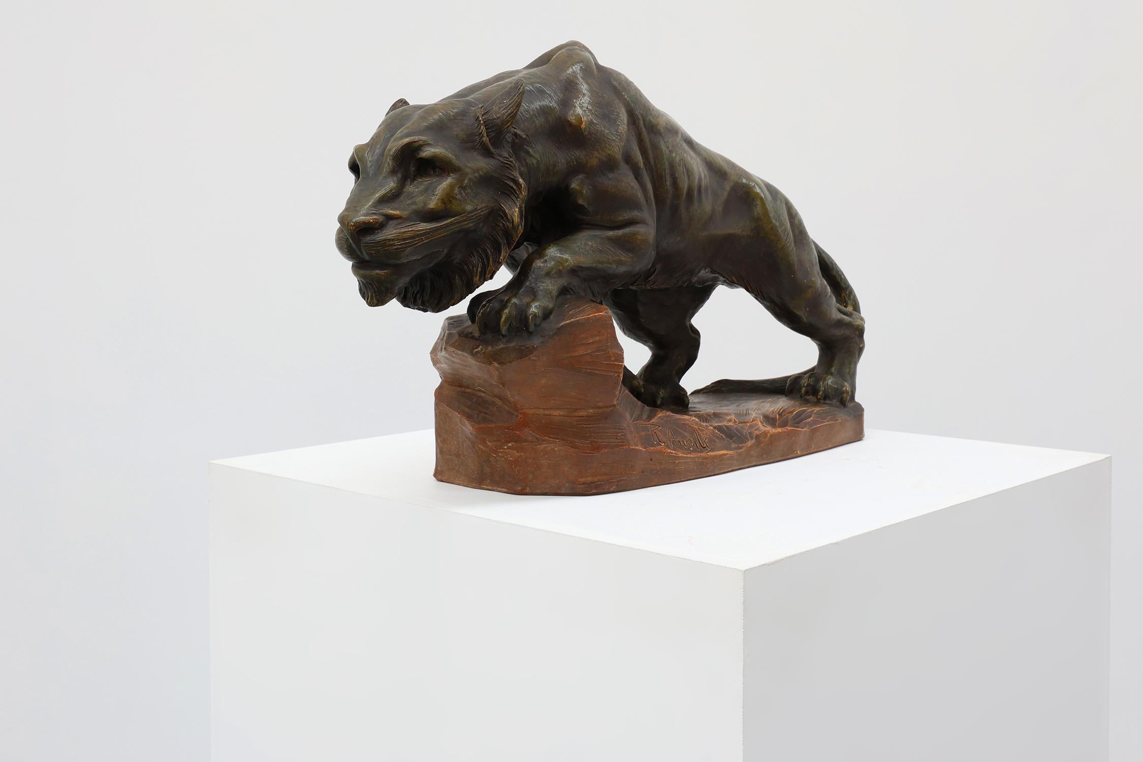 Italiano Grande statua in terracotta patinata di un Leone, firmata Richard Aurili, Italia in vendita