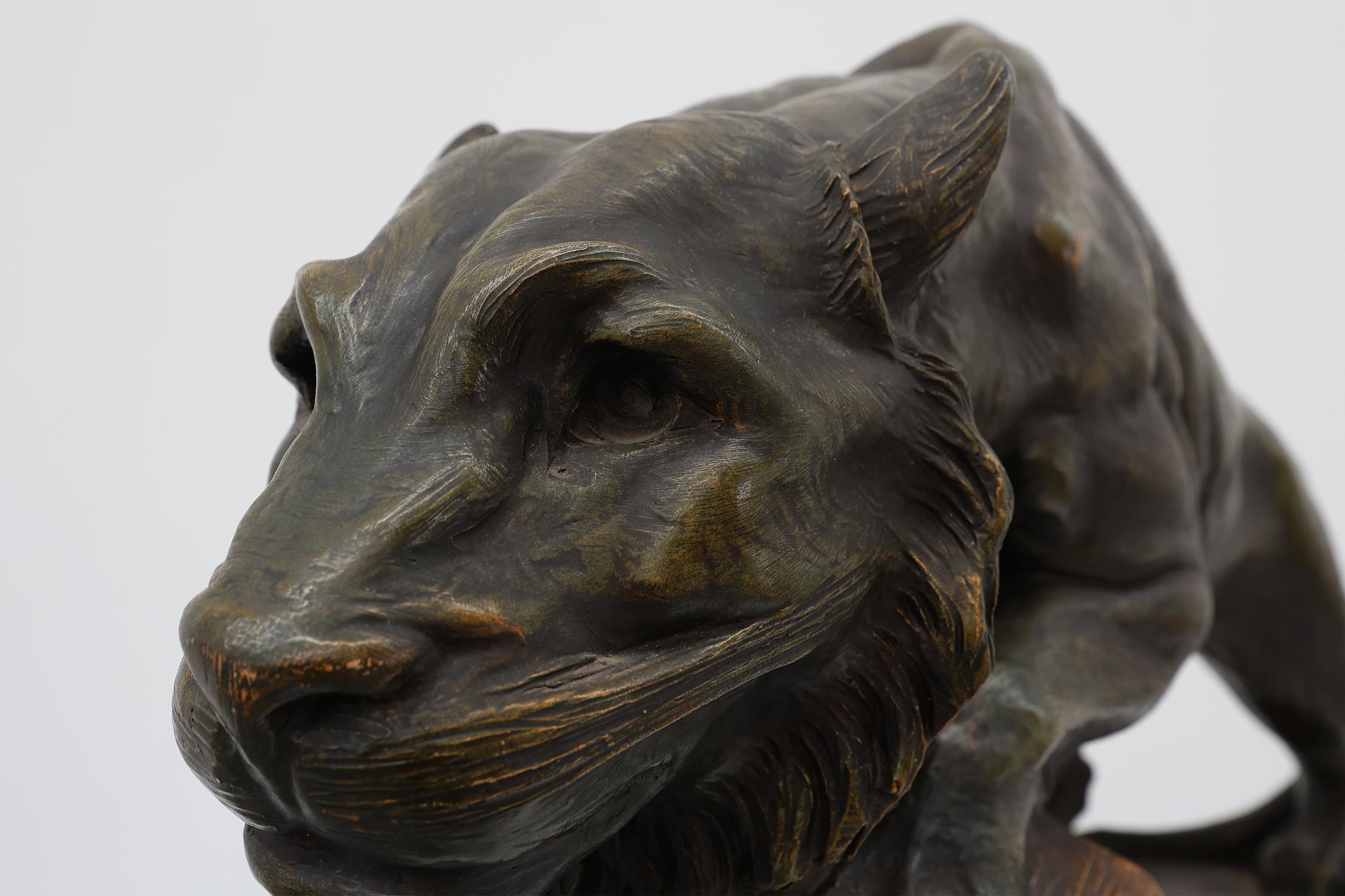 Terracotta Grande statua in terracotta patinata di un Leone, firmata Richard Aurili, Italia in vendita