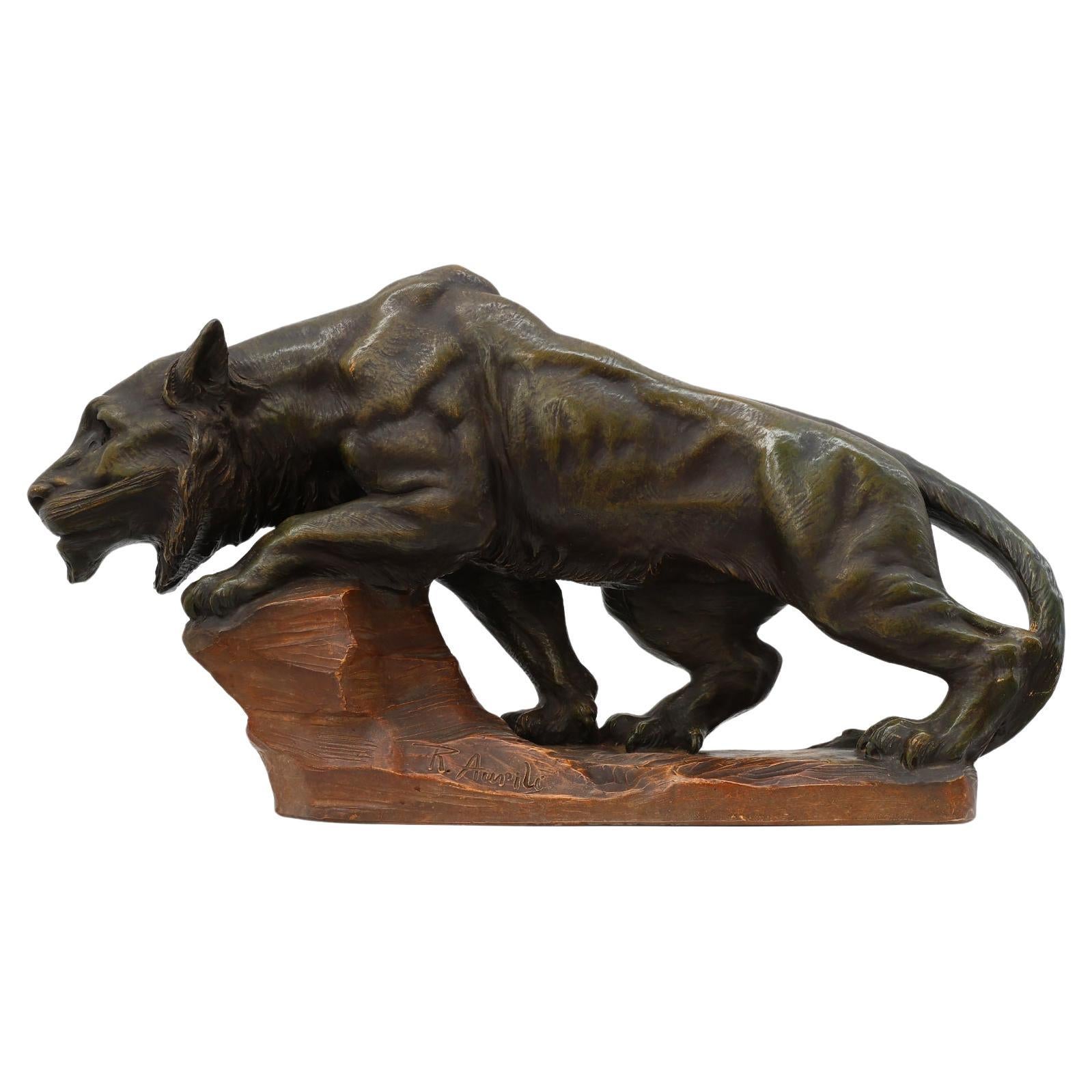 Grande statua in terracotta patinata di un Leone, firmata Richard Aurili, Italia