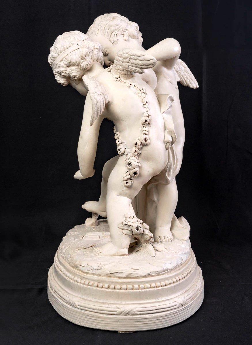 Terre cuite Grande terre cuite patinée - Deux Cupidons disputant un cœur d'après Emfalconet XIXe siècle en vente