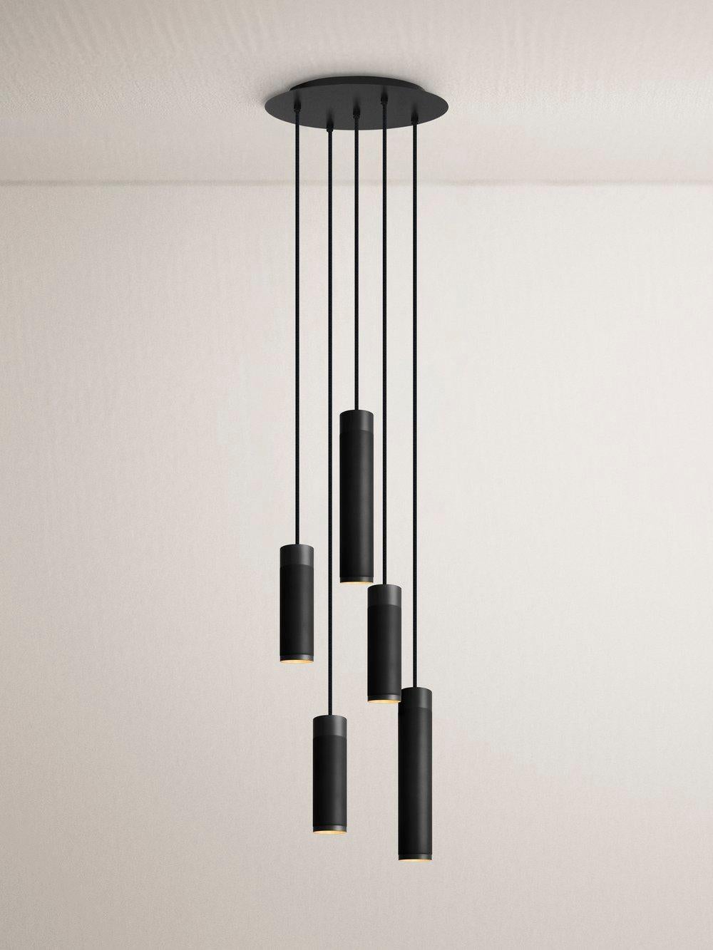 Lampada a sospensione a grappolo grande Patrone di Thorup Copenhagen
Dimensioni: D 6 x H 30 cm, D 6 x H 20 cm.
Materiali: Ottone.

3 x ciondolo Patrone, piccolo
2 x ciondolo Patrone, grande 

Disponibile in altri colori. Contattateci.

Thorup