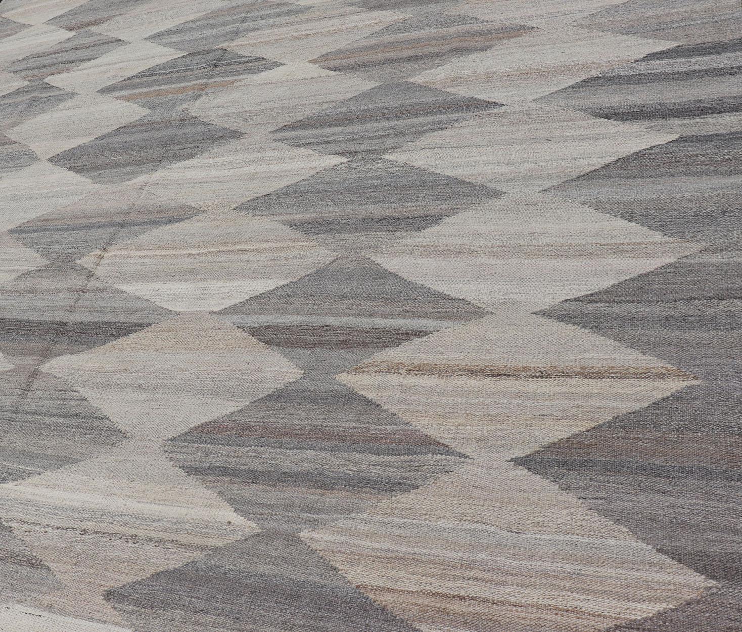 Grand motif avec motif moderne sur toute sa surface, tapis Kilim tissé à plat dans des tons naturels en vente 4