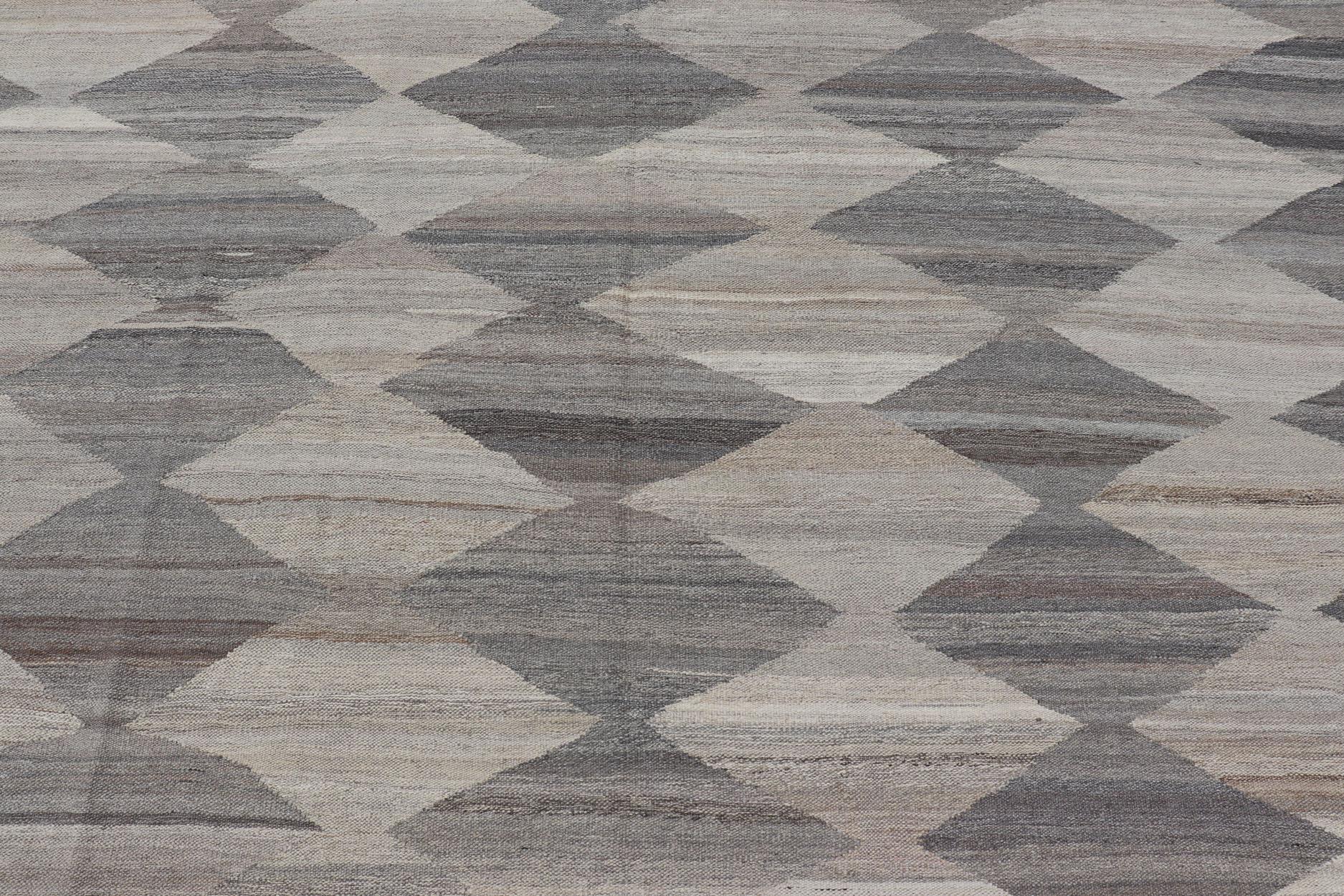 Grand motif avec motif moderne sur toute sa surface, tapis Kilim tissé à plat dans des tons naturels en vente 5