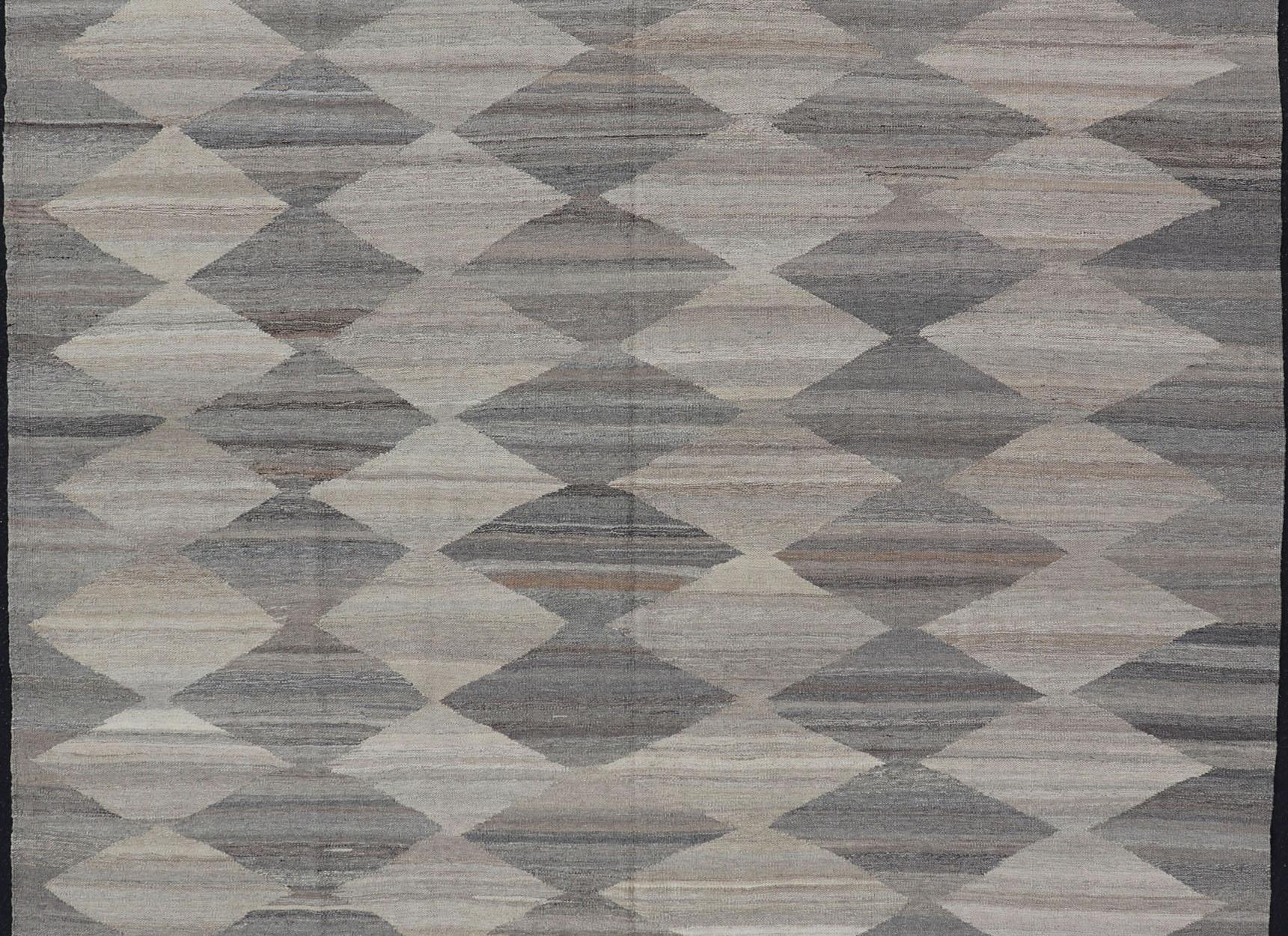 Afghan Grand motif avec motif moderne sur toute sa surface, tapis Kilim tissé à plat dans des tons naturels en vente