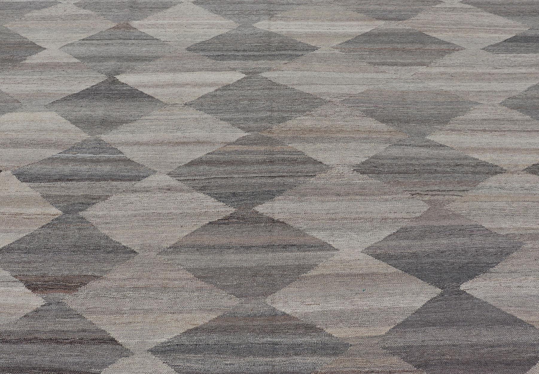 Grand motif avec motif moderne sur toute sa surface, tapis Kilim tissé à plat dans des tons naturels Excellent état - En vente à Atlanta, GA