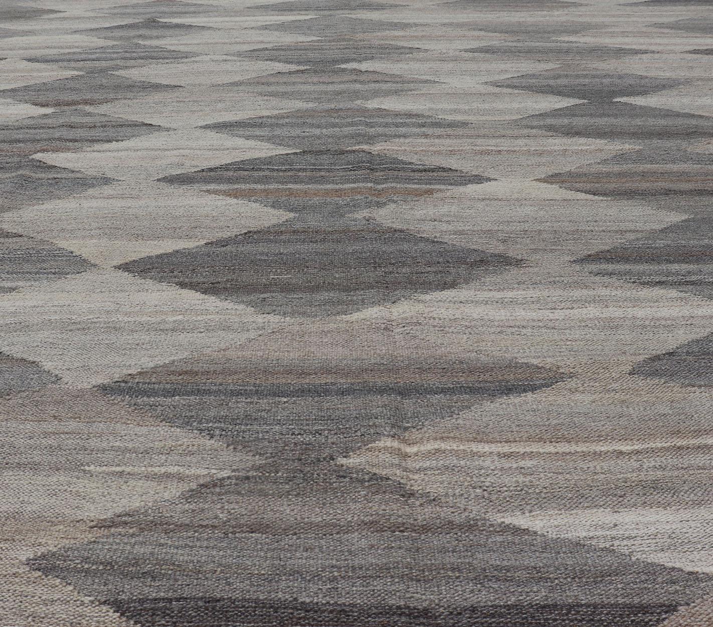 Laine Grand motif avec motif moderne sur toute sa surface, tapis Kilim tissé à plat dans des tons naturels en vente
