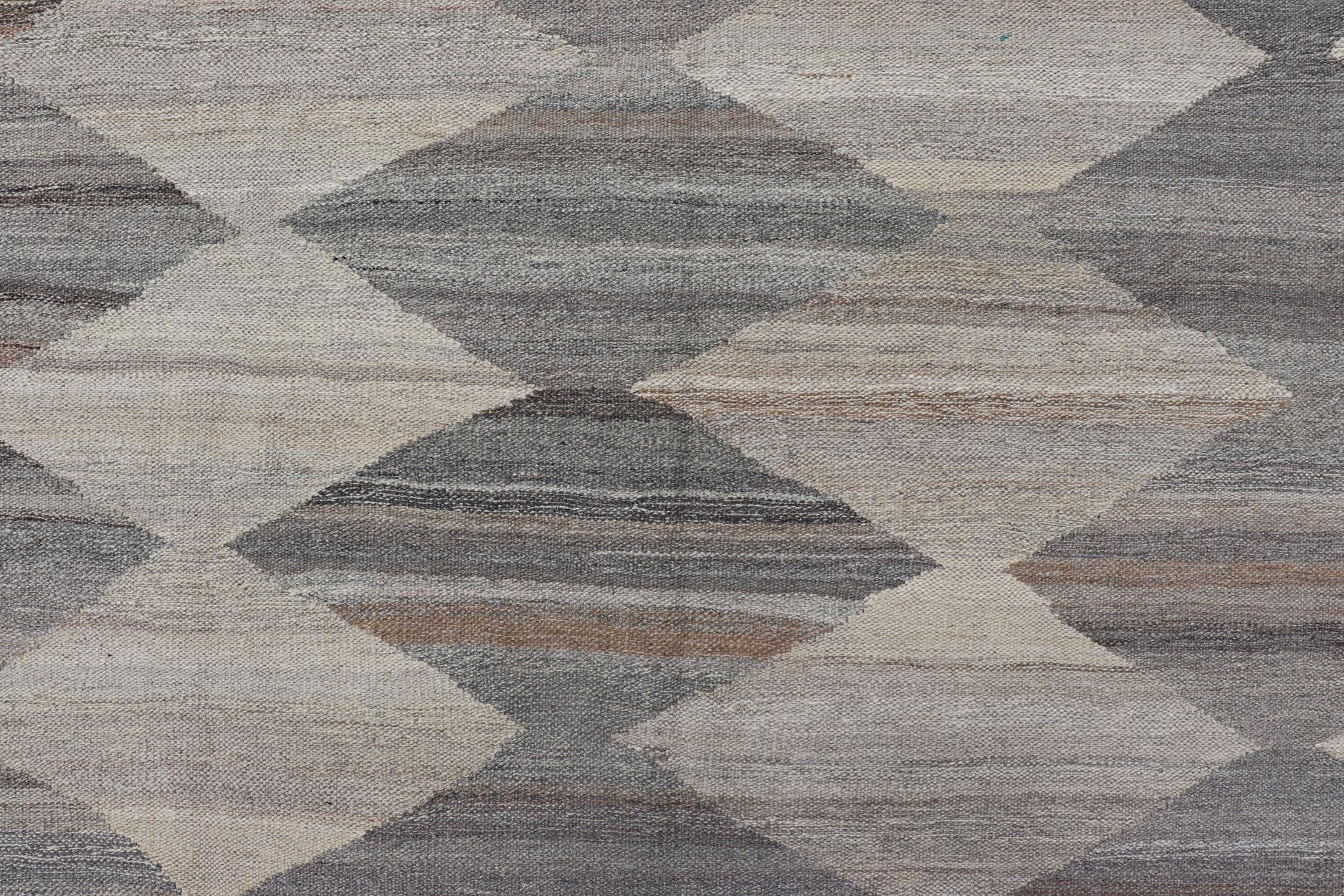 Grand motif avec motif moderne sur toute sa surface, tapis Kilim tissé à plat dans des tons naturels en vente 1