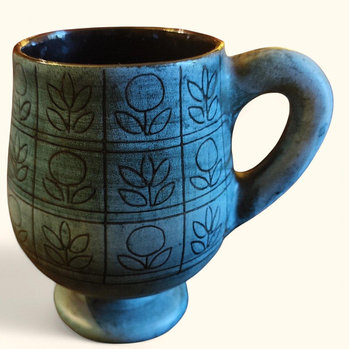 Large Patterned Mug On Matte Blue Glaze, By Jean De Lespinasse, 1950s / 1960s (Französisch) im Angebot