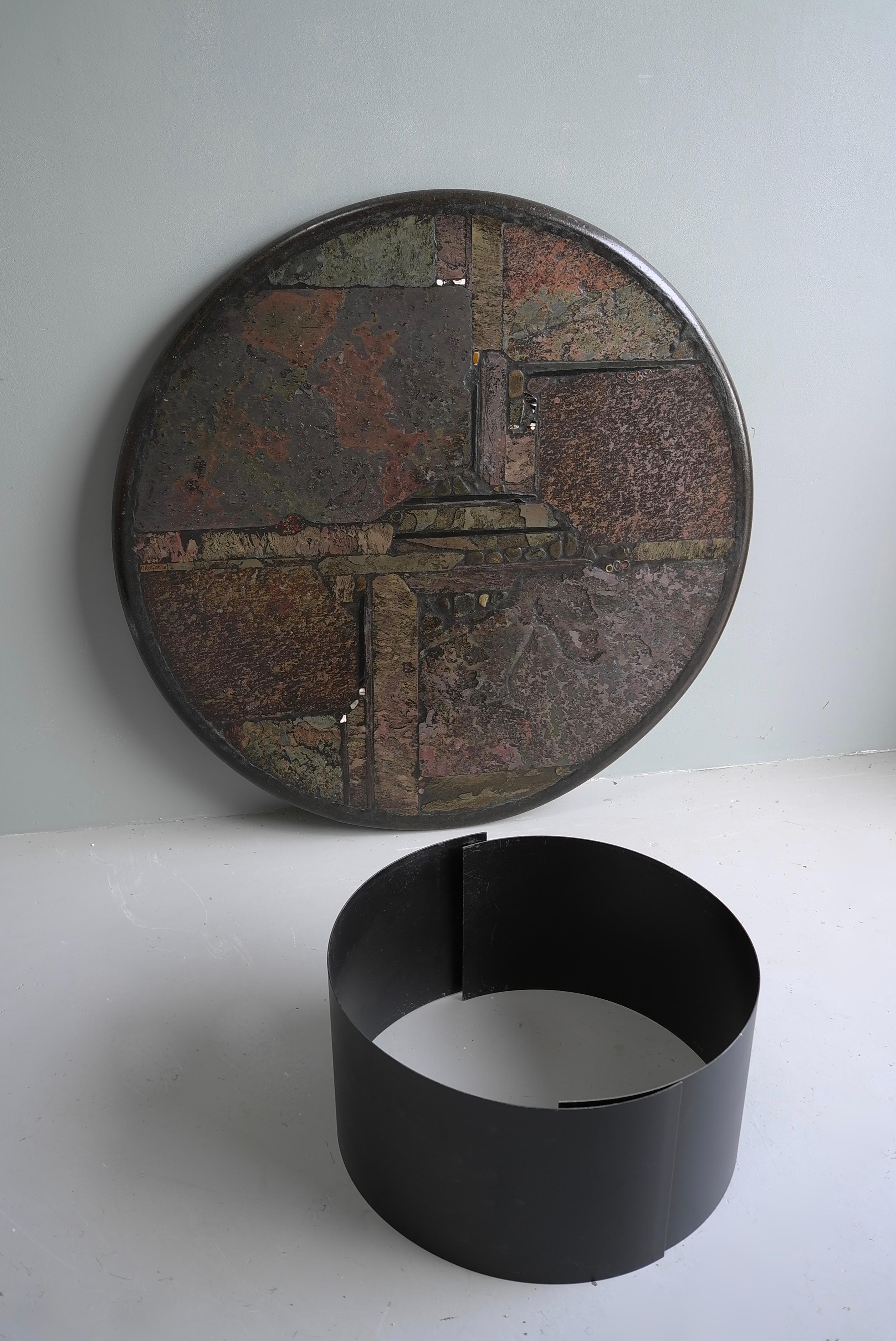 Gran mesa de centro redonda Art Paul Kingma de pizarra, piedra de color mixto y latón en venta 3