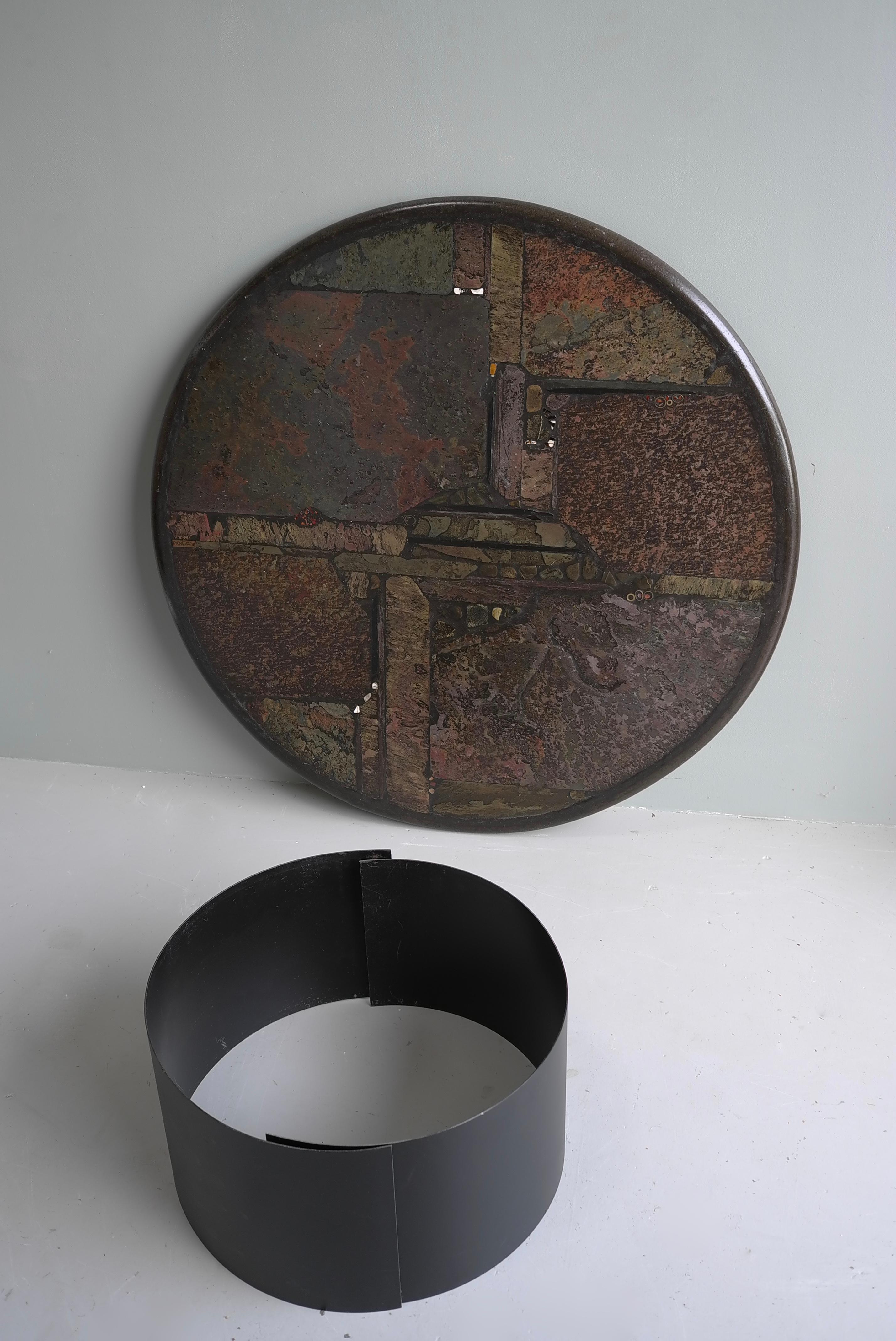 Métal Grande table basse d'art ronde Paul Kingma en ardoise, pierre de couleur mixte et laiton en vente